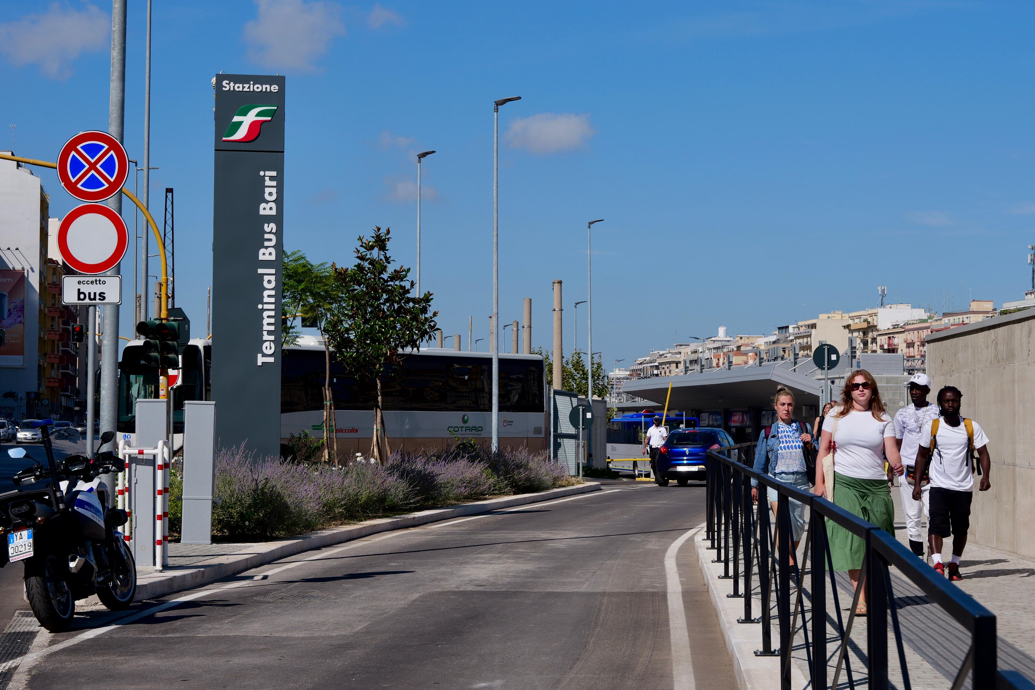 Galleria Terminal bus di Bari Centrale, Emiliano e Ciliento: “Con questa struttura affermiamo l’idea di un’offerta di trasporto ordinata, intermodale, sostenibile e sicura” - Diapositiva 5 di 7