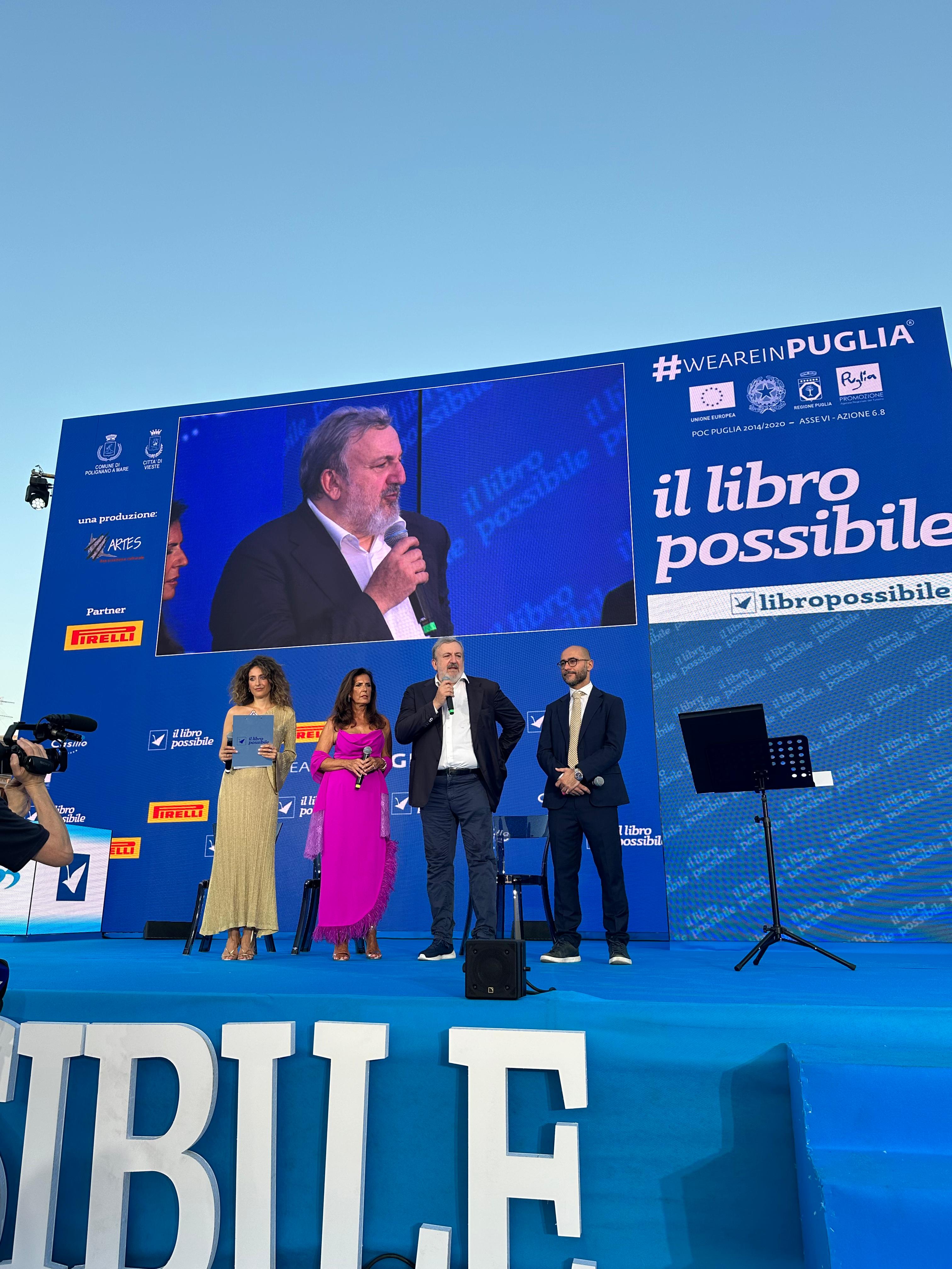 Galleria IL PRESIDENTE EMILIANO ALL’APERTURA DEL FESTIVAL IL LIBRO POSSIBILE A POLIGNANO A MARE - Diapositiva 1 di 12