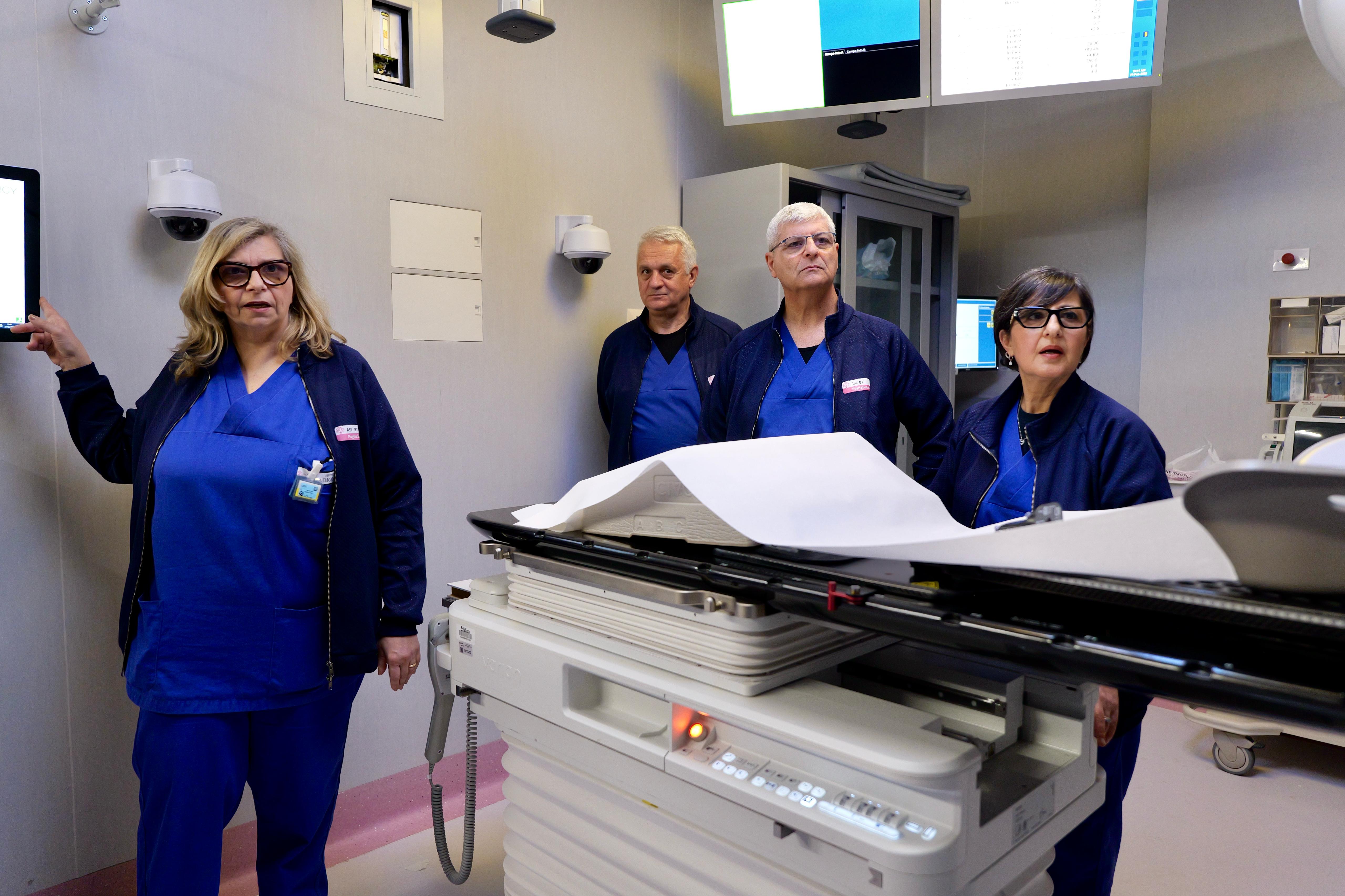 Galleria OSPEDALE DIMICCOLI DI BARLETTA: EMILIANO, PIEMONTESE E DIMATTEO ALL’ATTIVAZIONE DEL SECONDO  NUOVO ACCELERATORE LINEARE - Diapositiva 14 di 16