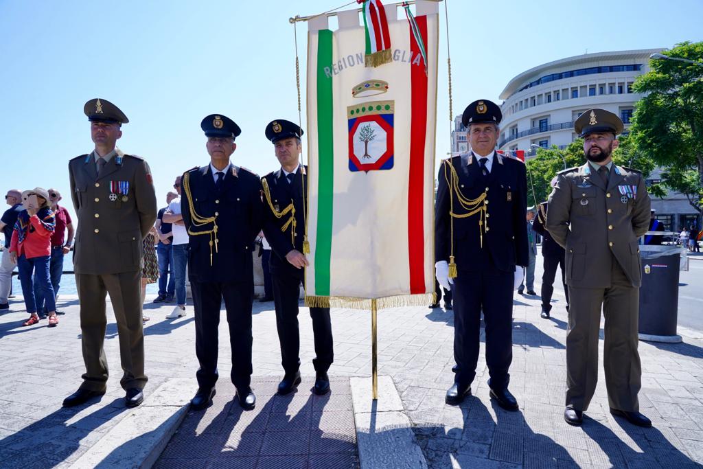 Galleria CELEBRAZIONI DEL 77° ANNIVERSARIO DELLA FONDAZIONE DELLA REPUBBLICA A BARI. EMILIANO: “RICORRENZA CELEBRATA TUTTO L’ANNO DA CHI SVOLGE IL PROPRIO DOVERE” - Diapositiva 1 di 12