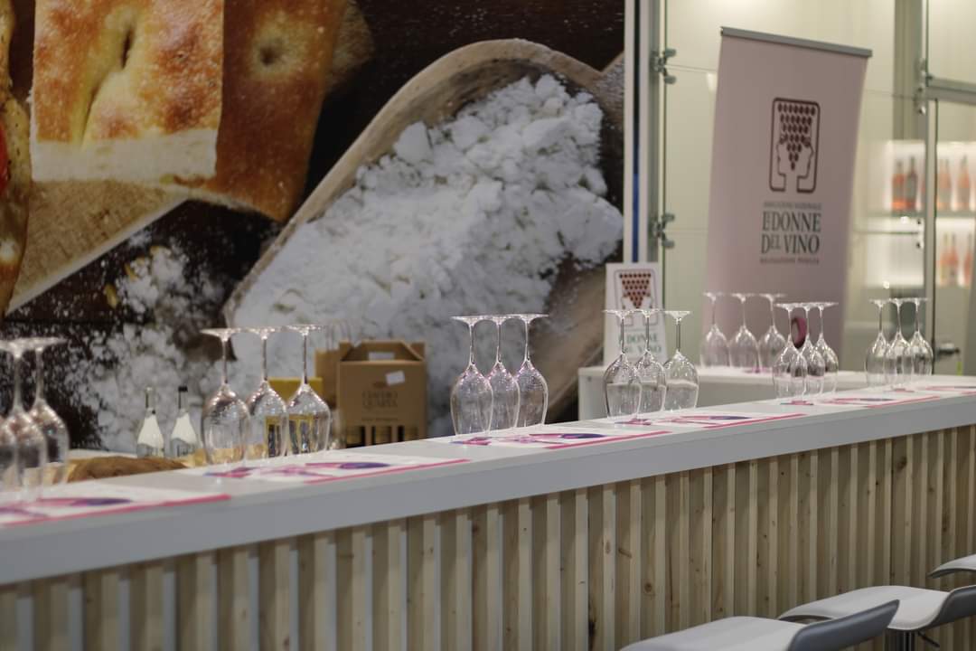 Galleria Taglio del nastro della Puglia al Vinitaly 2023, Pentassuglia: “Manteniamo alto il livello del nostro settore vitivinicolo, specialmente sui mercati internazionali” - Diapositiva 2 di 13