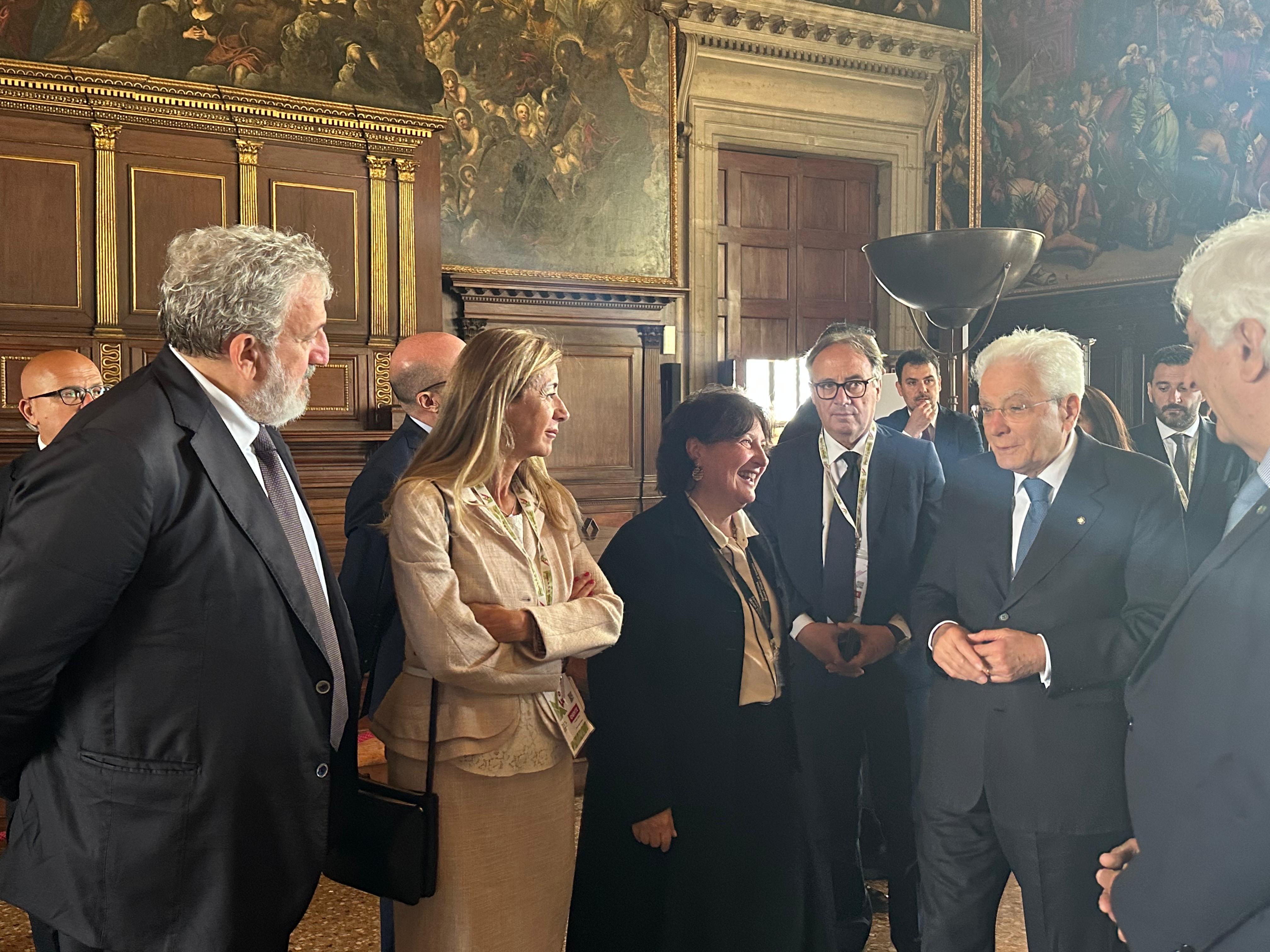 Galleria FESTIVAL DELLE REGIONI: L’ASSESSORE LEO A VENEZIA CON IL PRESIDENTE MATTARELLA E IL GOVERNATORE EMILIANO PER VALORIZZARE LE ECCELLENZE PUGLIESI E IL MADE IN ITALY - Diapositiva 4 di 5