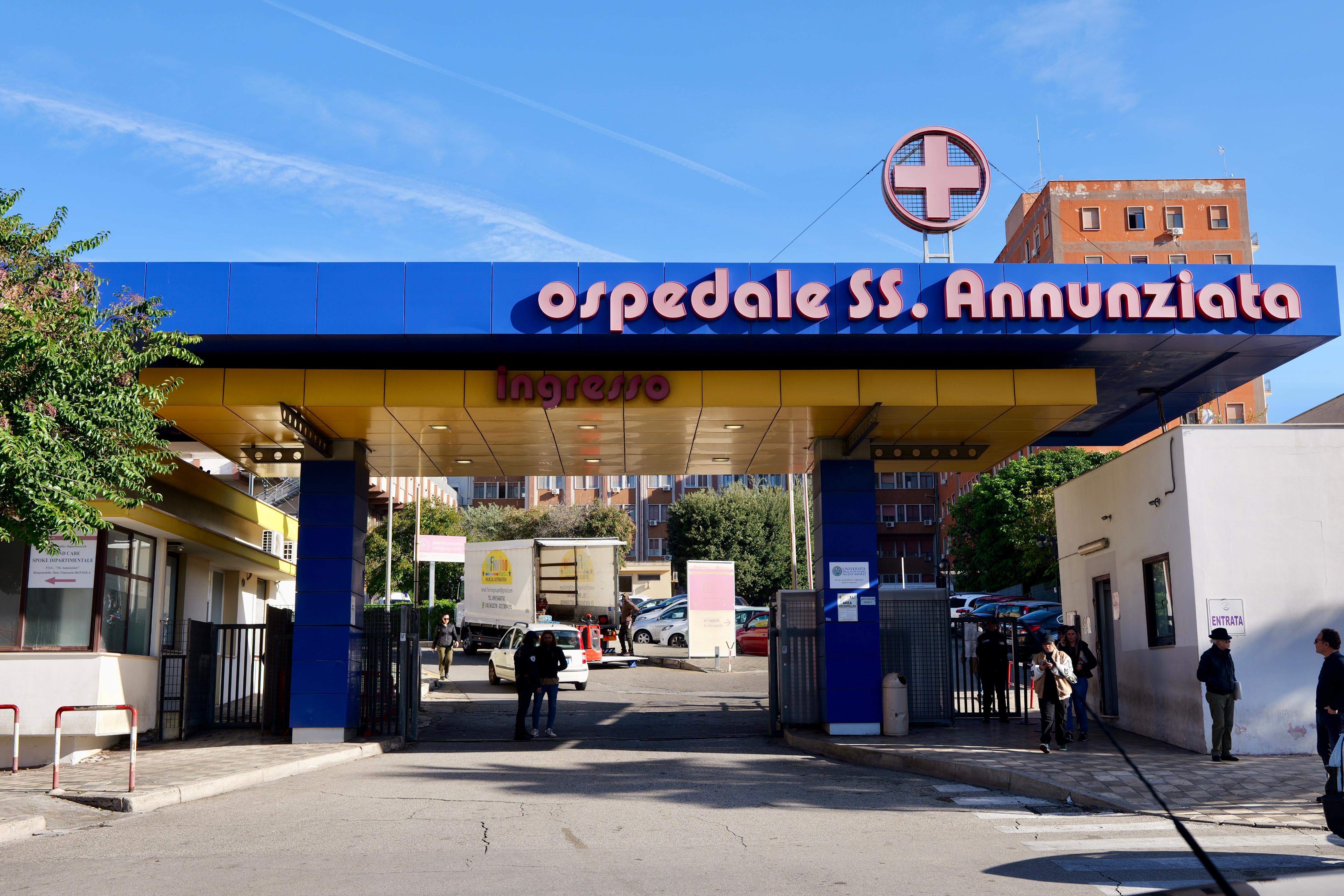 Galleria Taranto, Emiliano e Gravina in visita al reparto di onco-ematologia pediatrica del SS Annunziata e al campo di calcio del quartiere Tamburi - Diapositiva 1 di 18