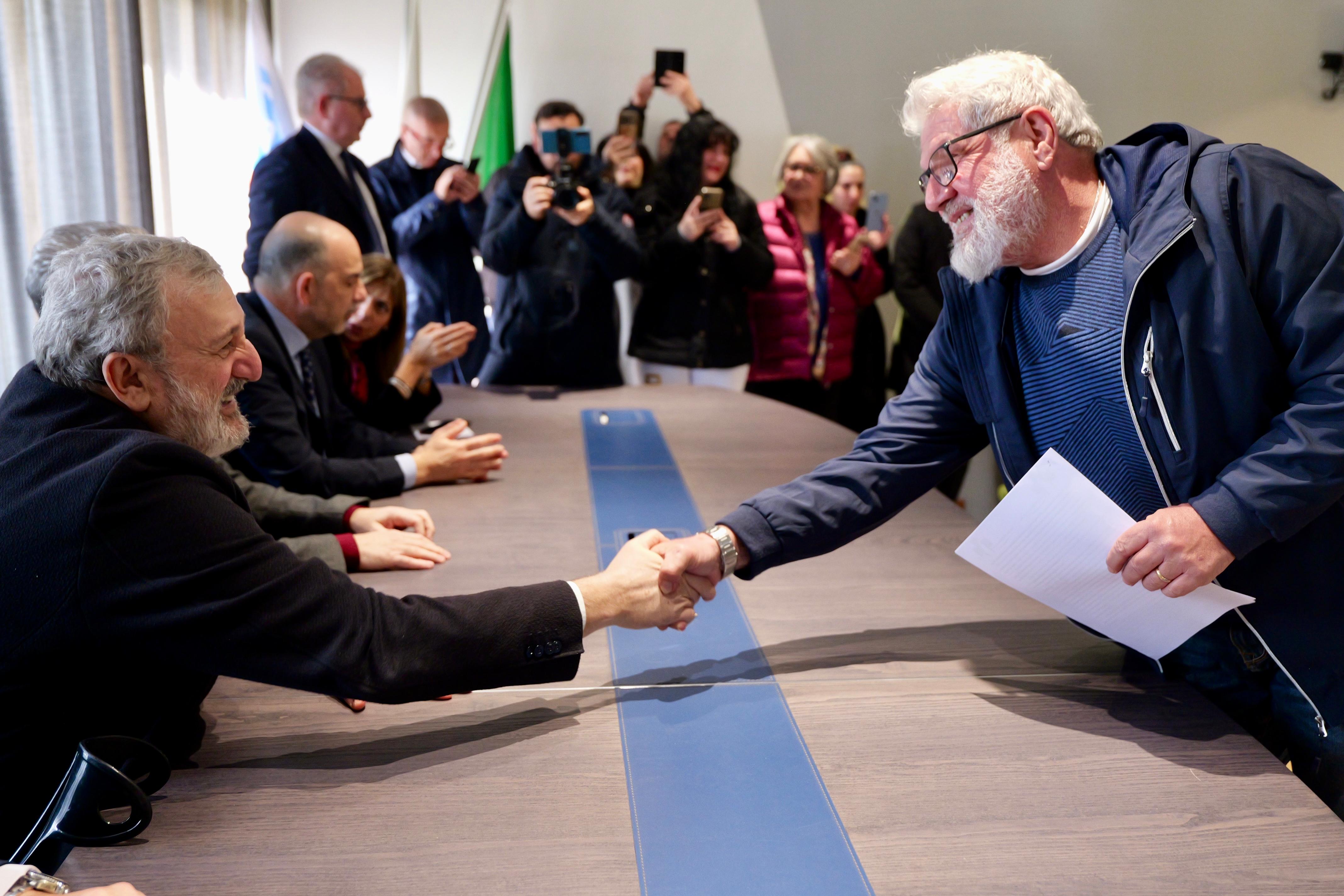 Galleria ASL BRINDISI, EMILIANO A FIRMA CONTRATTI SANITASERVICE E ALL’OSPEDALE PERRINO PER NUOVI APPARECCHI DI MEDICINA NUCLEARE E RADIOTERAPIA - Diapositiva 20 di 22
