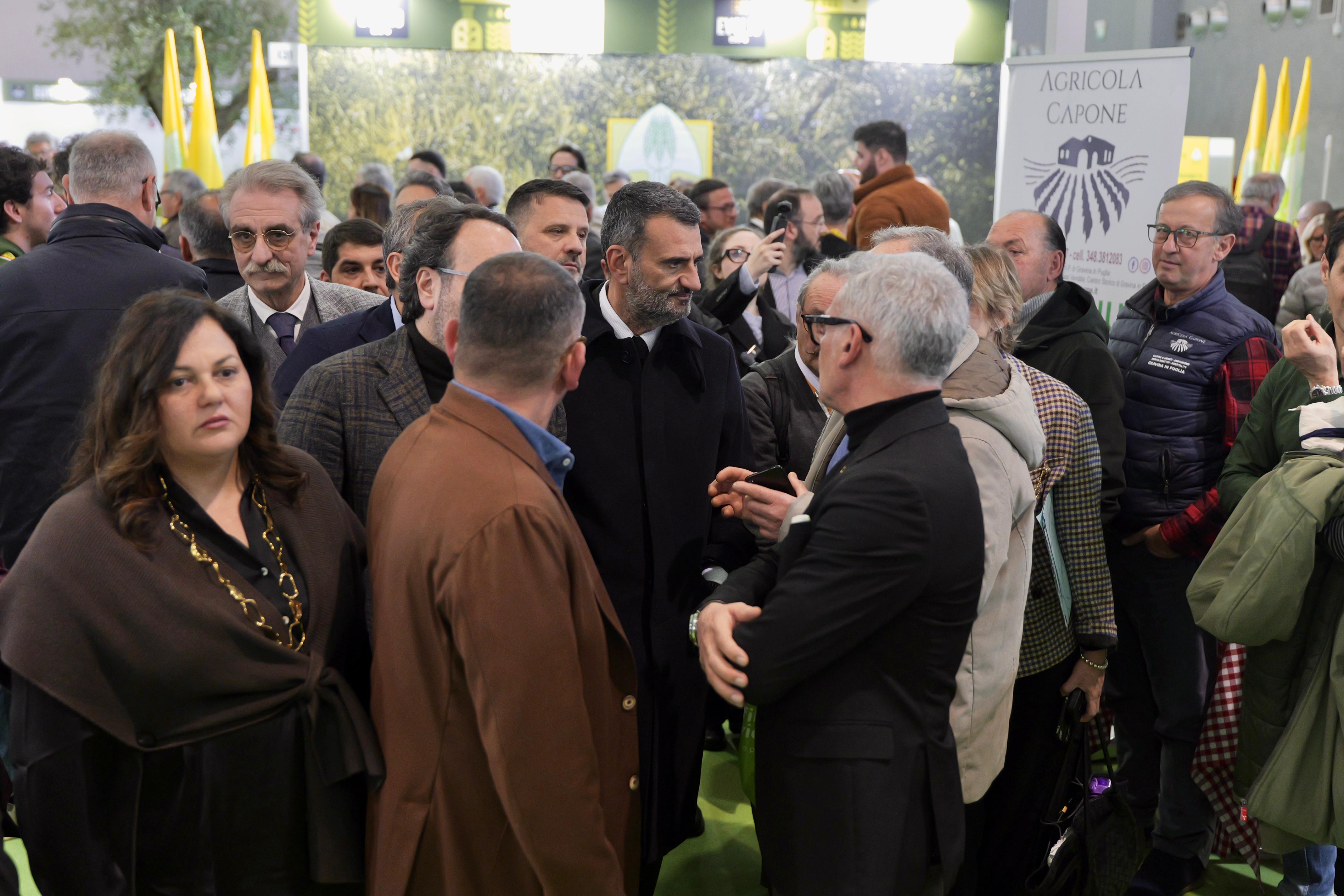 Galleria Evolio Expo 2026, Decaro: “Olivicoltura è settore strategico. Si lavori insieme per tutelare questo enorme patrimonio come condiviso con il sottosegretario La Pietra” - Diapositiva 5 di 7