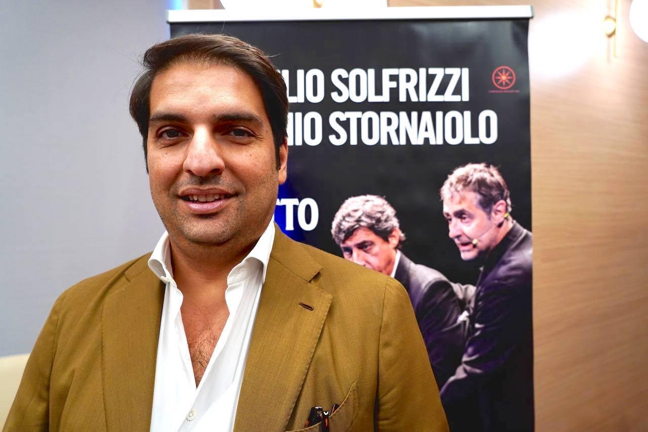 Galleria La Puglia protagonista del palcoscenico romano con lo spettacolo  “Il cotto e il crudo” di Solfrizzi e Stornaiolo   #WeAreInPuglia sotto i riflettori dal 12 al 23 ottobre  al Teatro Ambra Jovinelli di Roma - Diapositiva 2 di 6