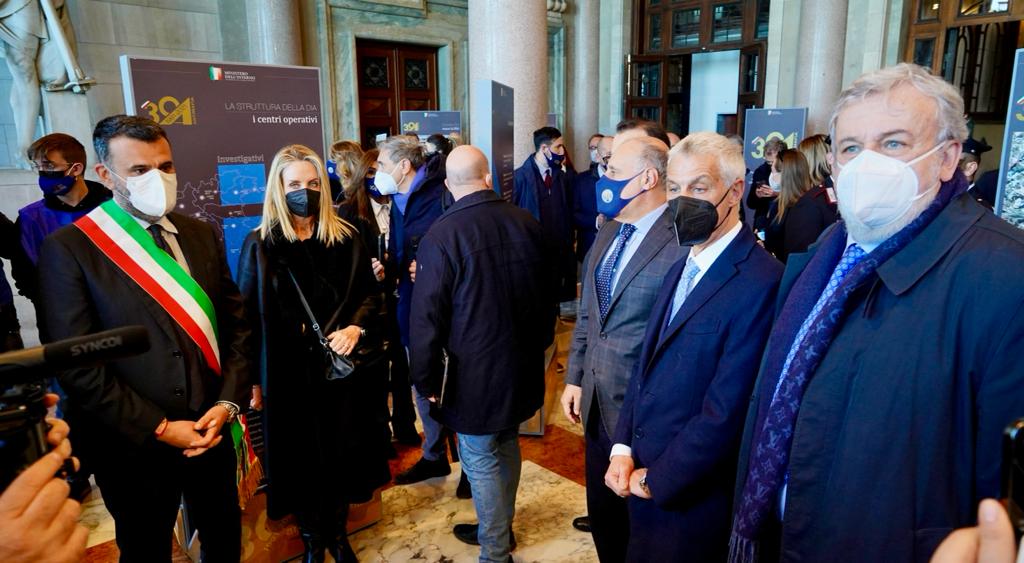 Galleria Emiliano alla mostra per i 30 anni della DIA: “Qui vedo scorrere la mia vita. La DIA nacque da un’intuizione di Falcone e ora l’Italia è riferimento nel mondo per il contrasto alle mafie” - Diapositiva 5 di 6