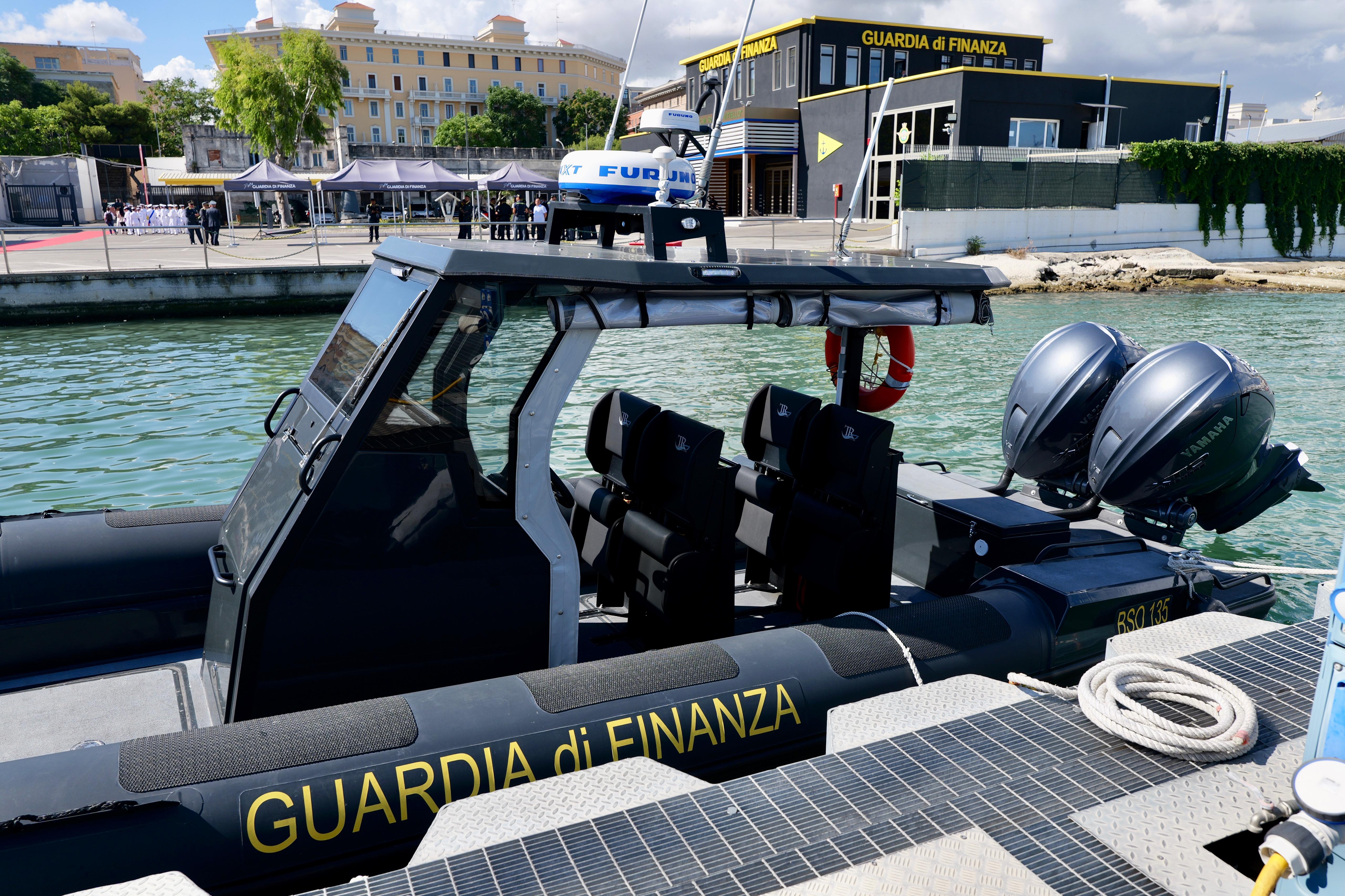 Galleria EMILIANO ALLA CONSEGNA DEL BATTELLO DI SERVIZIO OPERATIVO 