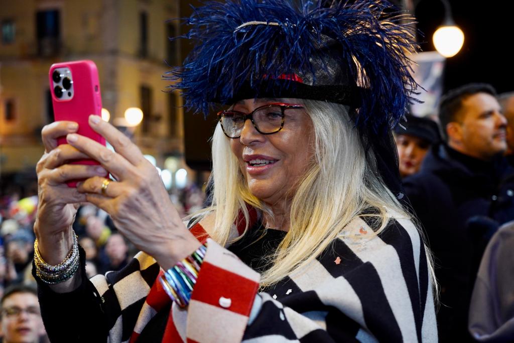 Galleria EMILIANO ALLA SFILATA DEI CARRI E DELLE MASCHERE DEL CARNEVALE DI PUTIGNANO: “ORGOGLIO DELLA PUGLIA”. - Diapositiva 1 di 17