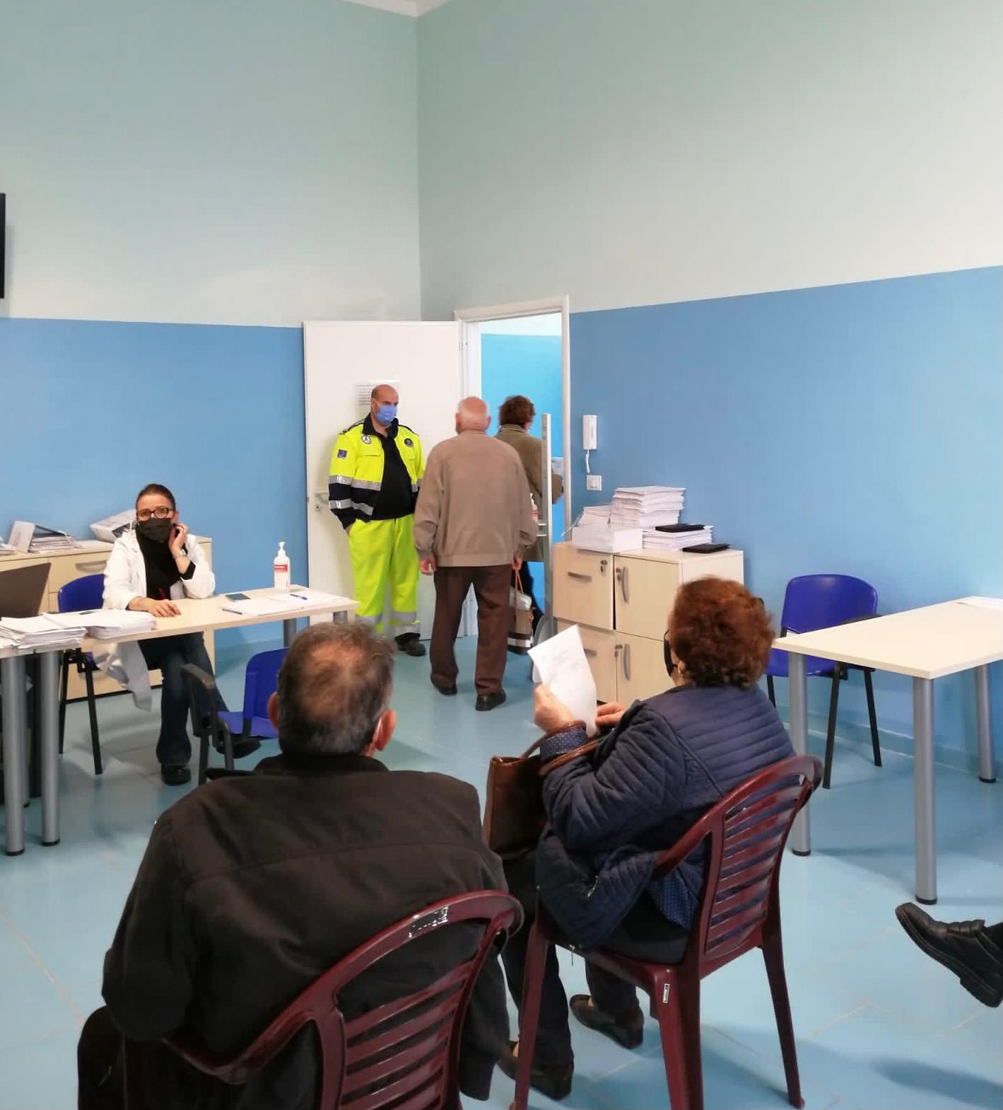 Galleria VACCINI ANTICOVID, PUGLIESI OVER 18 POTRANNO RICEVERE LA TERZA DOSE DAL 1 DICEMBRE - Diapositiva 4 di 10