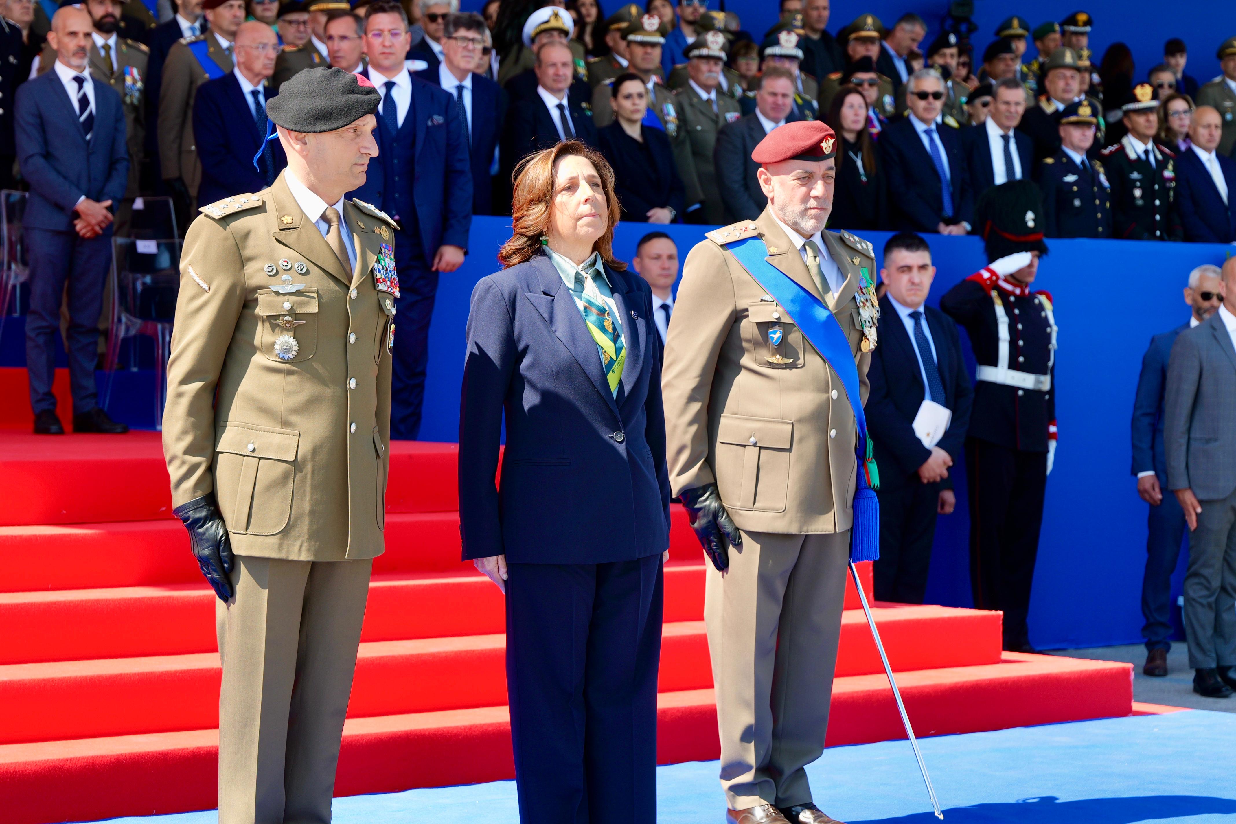 Galleria IL PRESIDENTE EMILIANO ALLE CELEBRAZIONI PER IL 164° ANNIVERSARIO DELL’ESERCITO: “É ANCHE LA FESTA DEI TANTI PUGLIESI CHE HANNO OFFERTO LA VITA E SERVITO LA PATRIA”. - Diapositiva 8 di 13