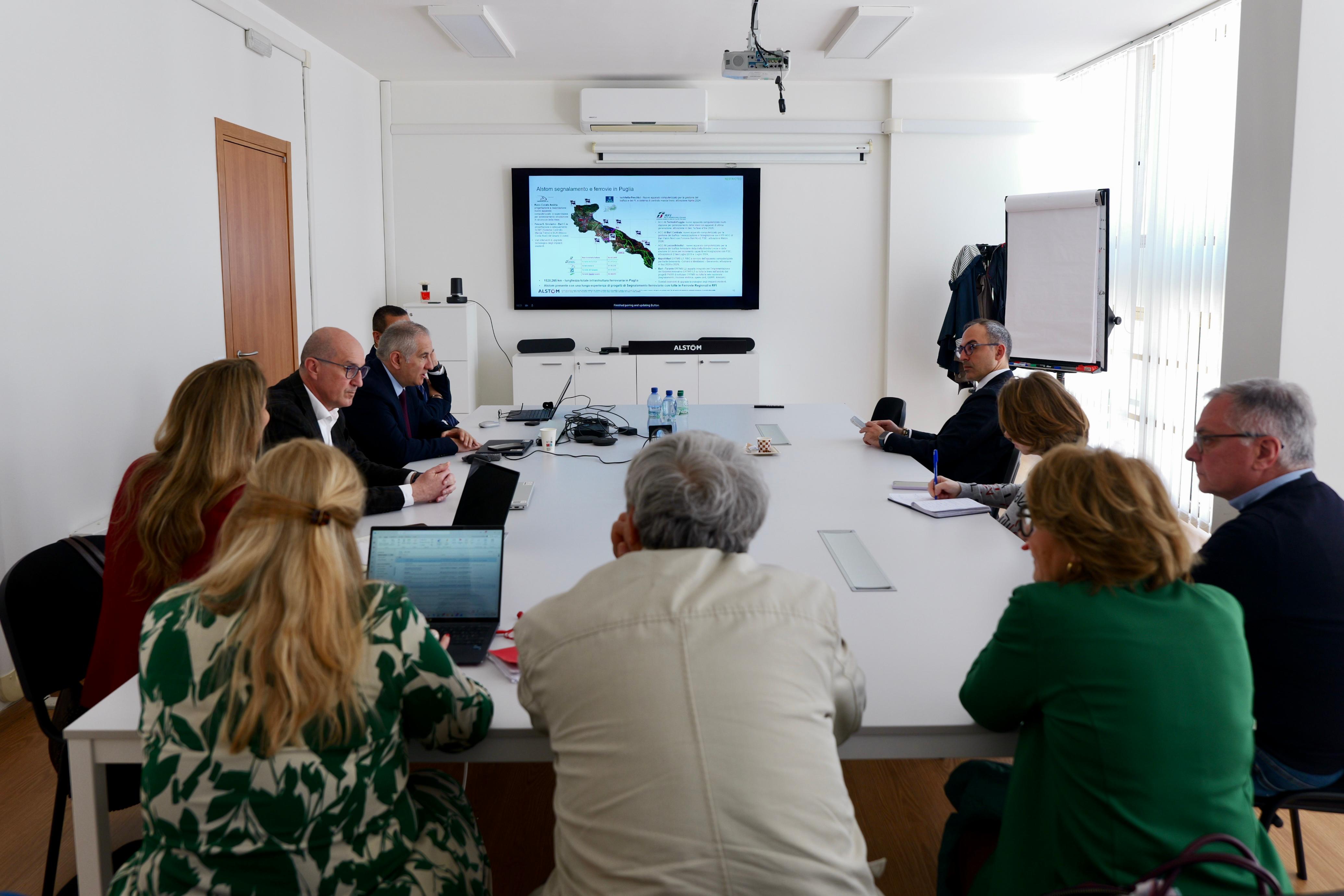 Galleria Trasporti, l’assessore Piemontese in visita alla sede Alstom di Modugno (Bari), dove si lavora sulle tecnologie applicate alla mobilità e alla sicurezza del trasporto ferroviario - Diapositiva 14 di 14