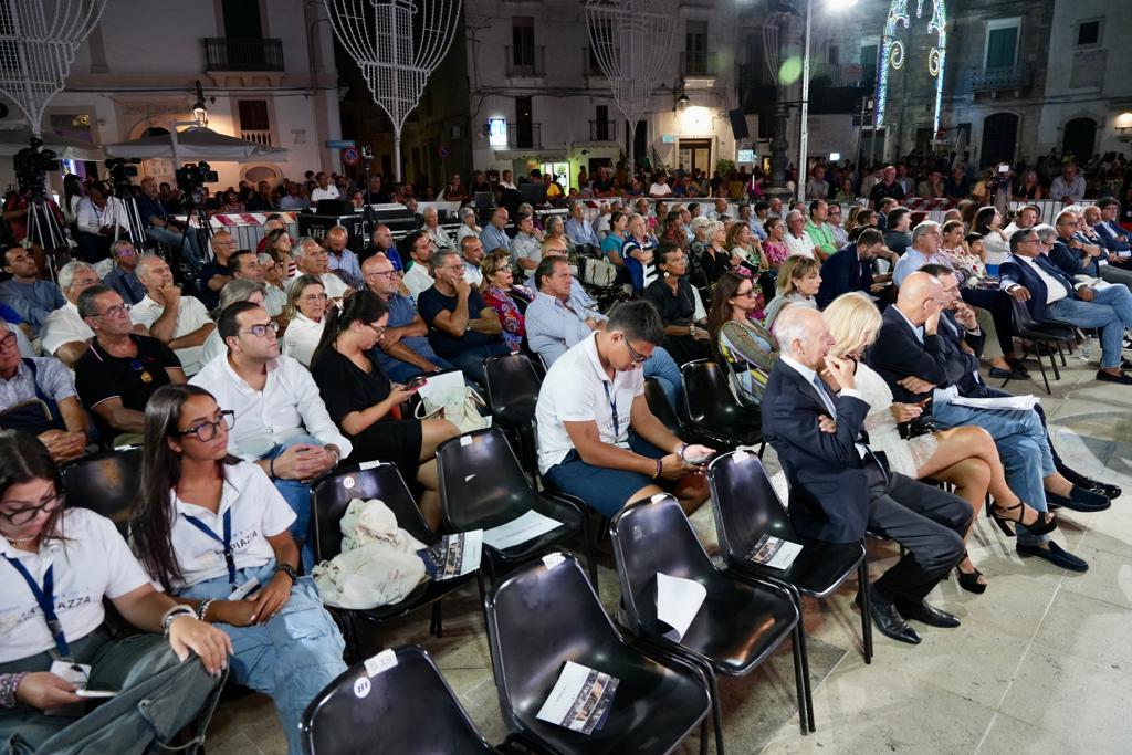 Galleria EMILIANO ALLA SERATA FINALE DE “LA PIAZZA” A CEGLIE MESSAPICA: “CON LA RIMODULAZIONE DEL PNRR LA PUGLIA PERDE 1 MILIARDO, MA ANCHE LA DISPONIBILITÀ DEL FONDO SVILUPPO E COESIONE”  - Diapositiva 8 di 9