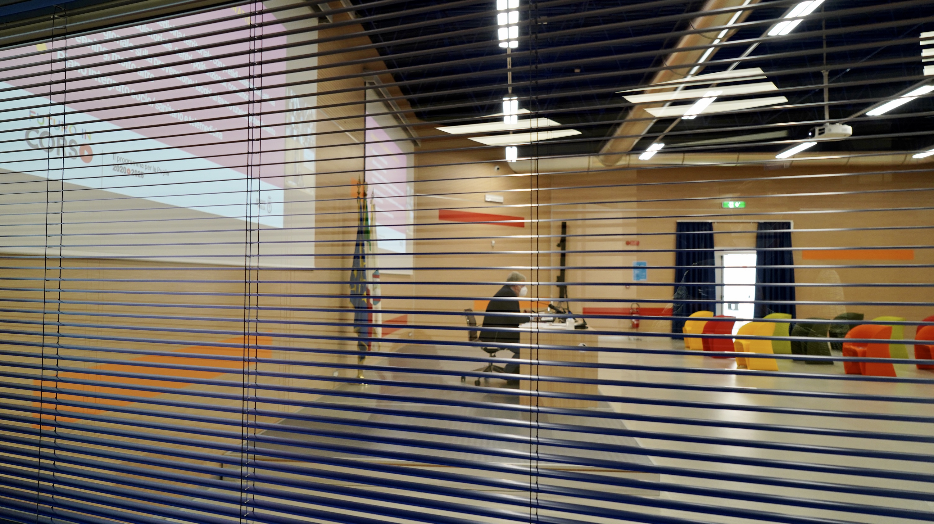 Galleria INCONTRO TRA EMILIANO E PARLAMENTARI ED EUROPARLAMENTARI DI GOVERNO SUL PROGRAMMA DELLA PUGLIA - Diapositiva 6 di 11