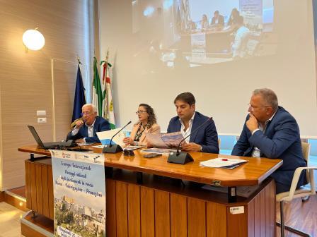 Galleria A Palagianello il convegno internazionale “Ricerca, studio e valorizzazione degli insediamenti in roccia”. Momento di sintesi degli studi sulla civiltà rupestre - Diapositiva 1 di 6