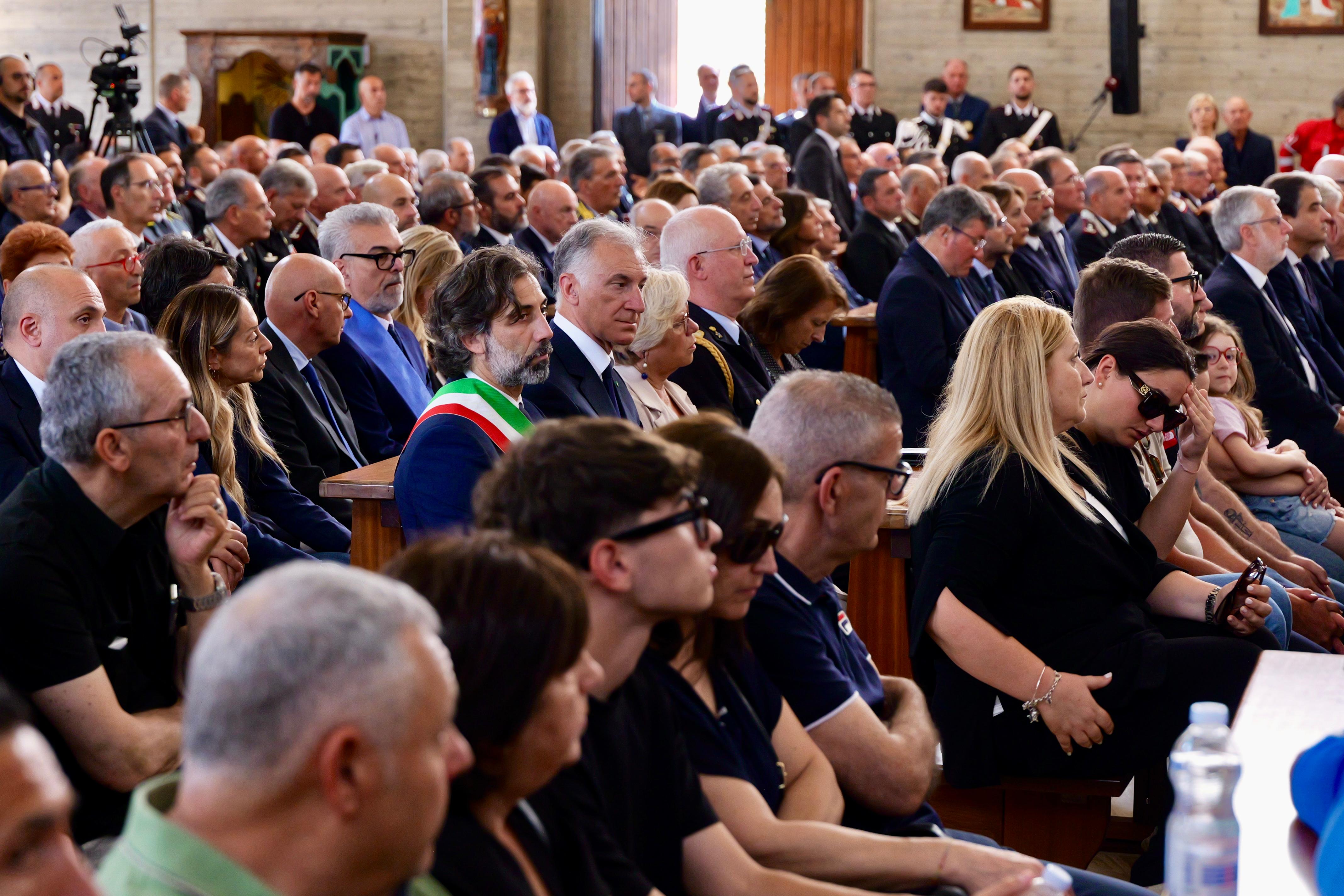 Galleria EMILIANO ALLE ESEQUIE DEL BRIGADIERE LEGROTTAGLIE A OSTUNI ALLA PRESENZA DEL PRESIDENTE MATTARELLA - Diapositiva 15 di 17