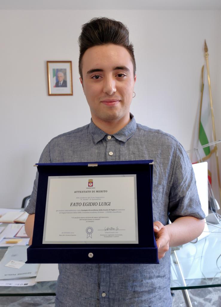 Galleria L’assessore regionale Leo premia studente vincitore del concorso nazionale di lingua francese - Diapositiva 5 di 6