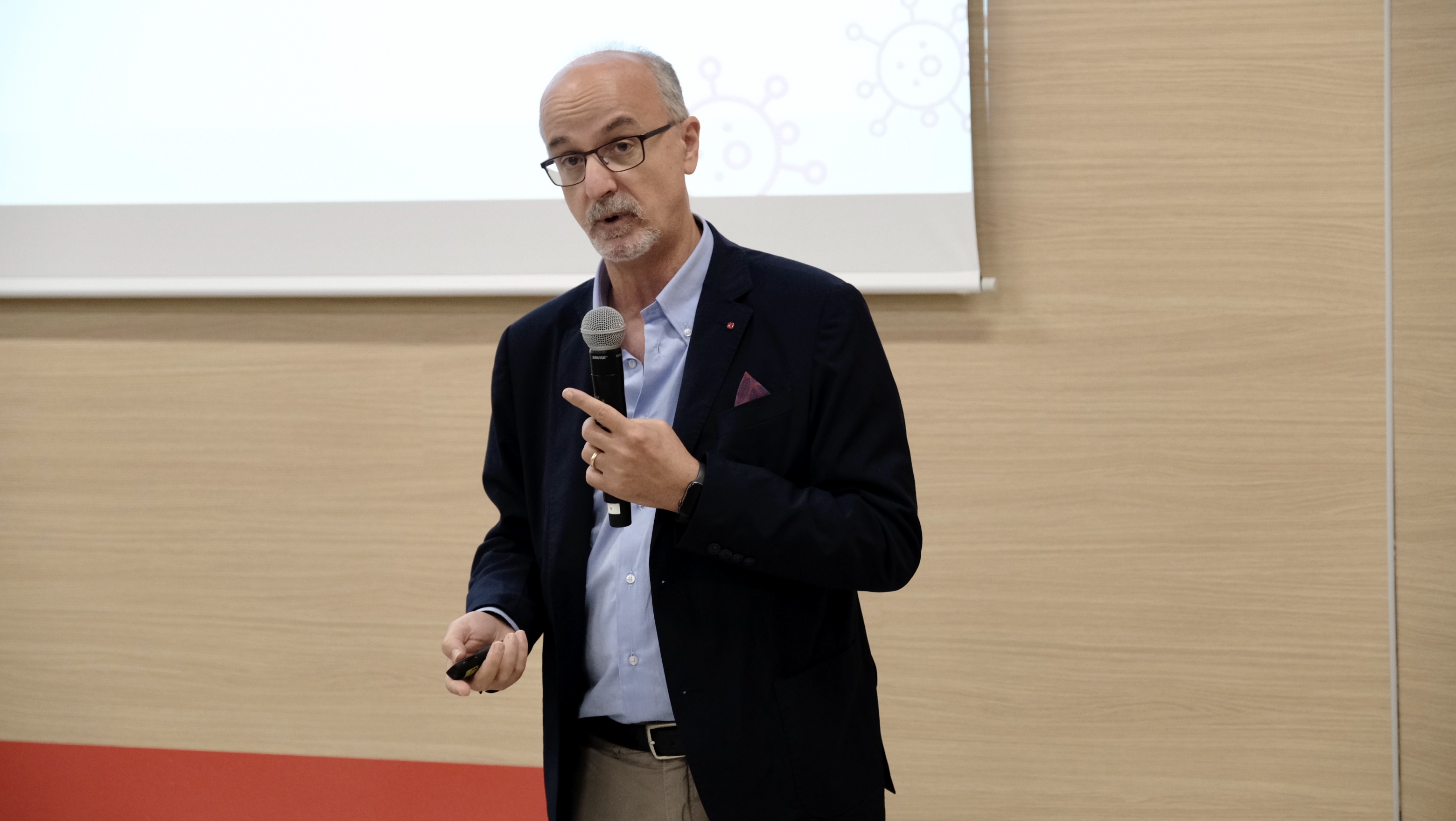 Galleria Presidente Regione e Montanaro presentano il nuovo Piano Ospedaliero della Regione Puglia - Diapositiva 5 di 11