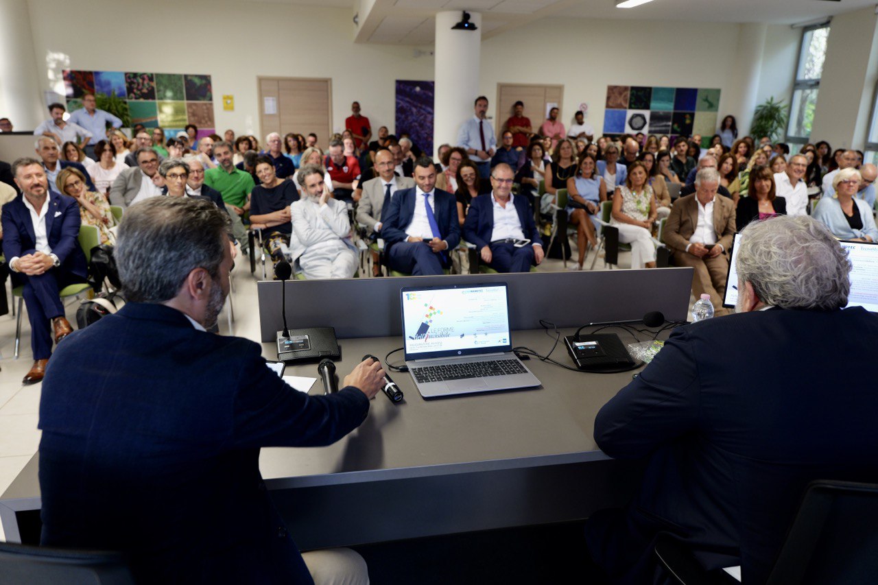 Galleria Emiliano e Delli Noci al Nanotec di Lecce per i 100 anni del CNR: “Dalle nanotecnologie alla nuova Facoltà di Medicina, quello che è successo qui, con l'aiuto della Regione, merita grande attenzione