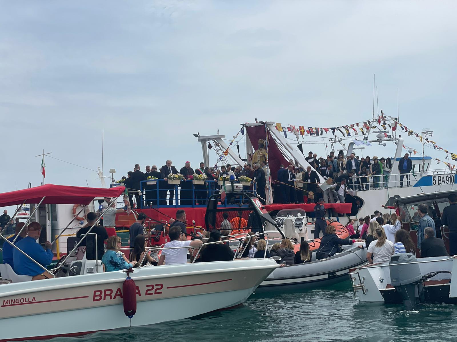 Galleria EMILIANO ALLE CELEBRAZIONI PER SAN NICOLA A BARI: “È LA FESTA IN CUI SI CELEBRA LA GRANDEZZA DELL’UMANITÀ”  - Diapositiva 13 di 14