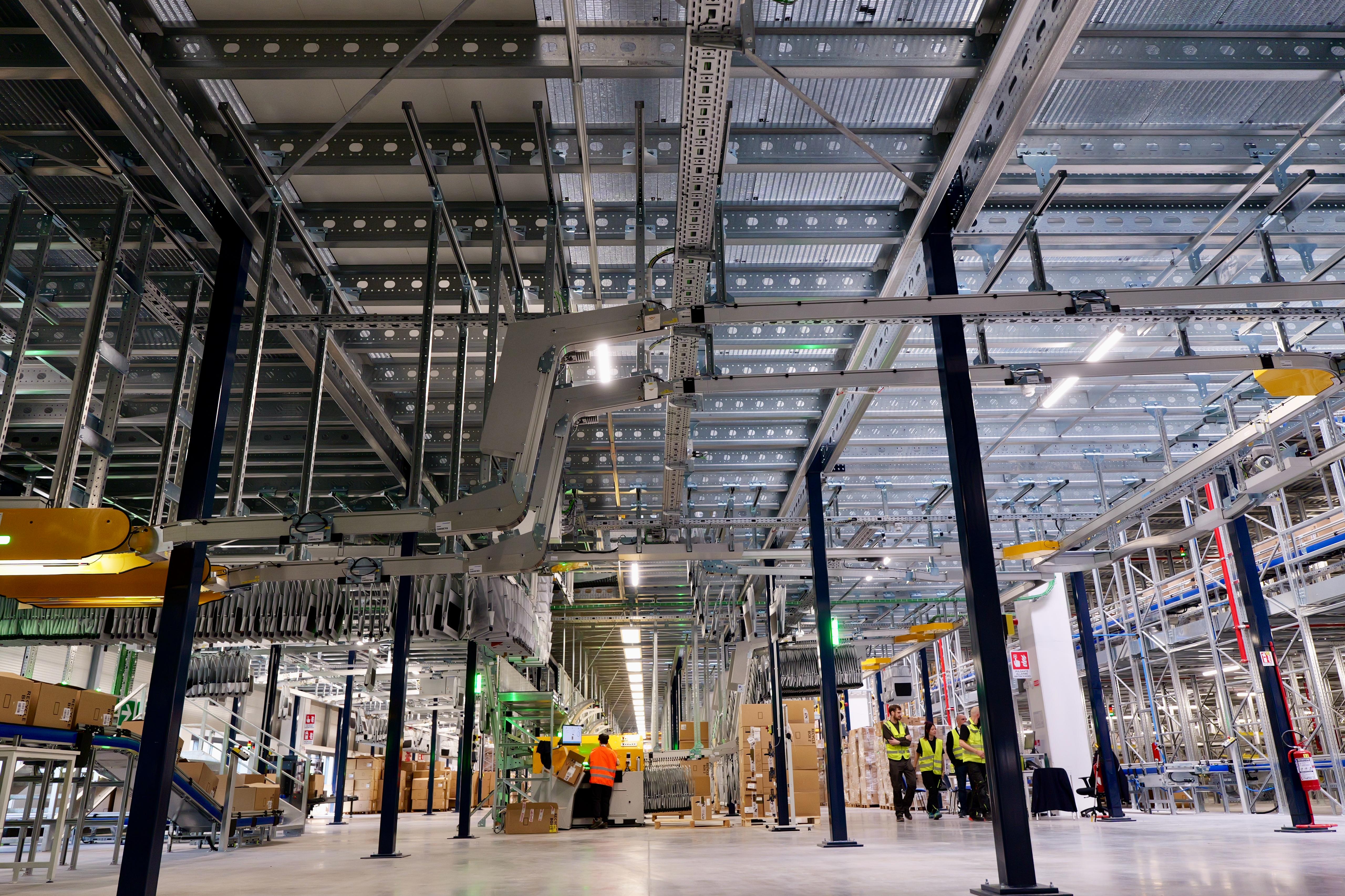 Galleria Gruppo OVS presenta in Puglia il nuovo polo di innovazione tecnologica e il centro evoluto per il riutilizzo dei capi in ottica di economia circolare - Diapositiva 11 di 11