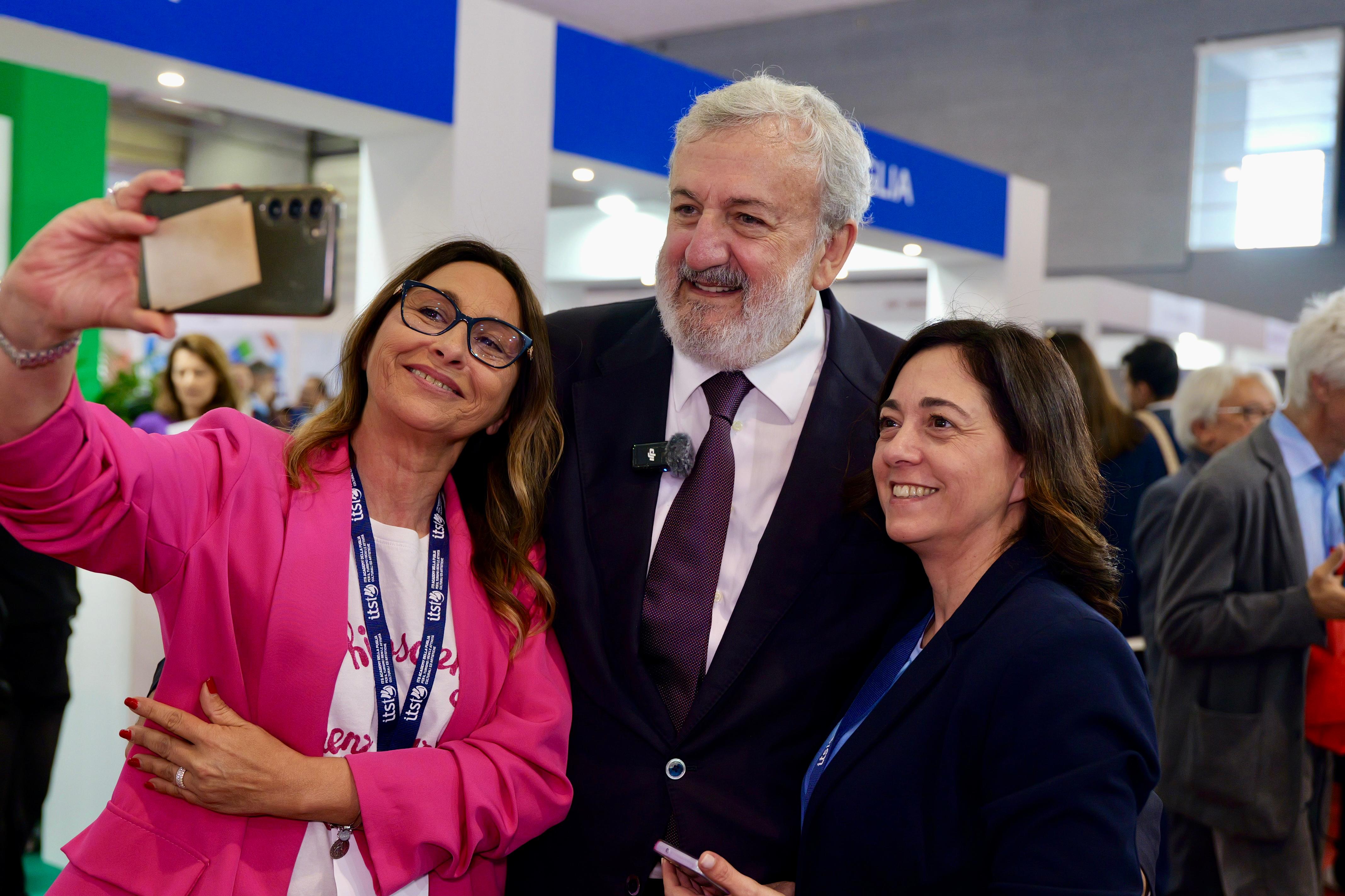 Galleria IL PRESIDENTE EMILIANO E L’ASSESSORE LEO ALLA SECONDA GIORNATA DI JOB&ORIENTA: VISITA TRA GLI STAND CON AL BANO - Diapositiva 12 di 13