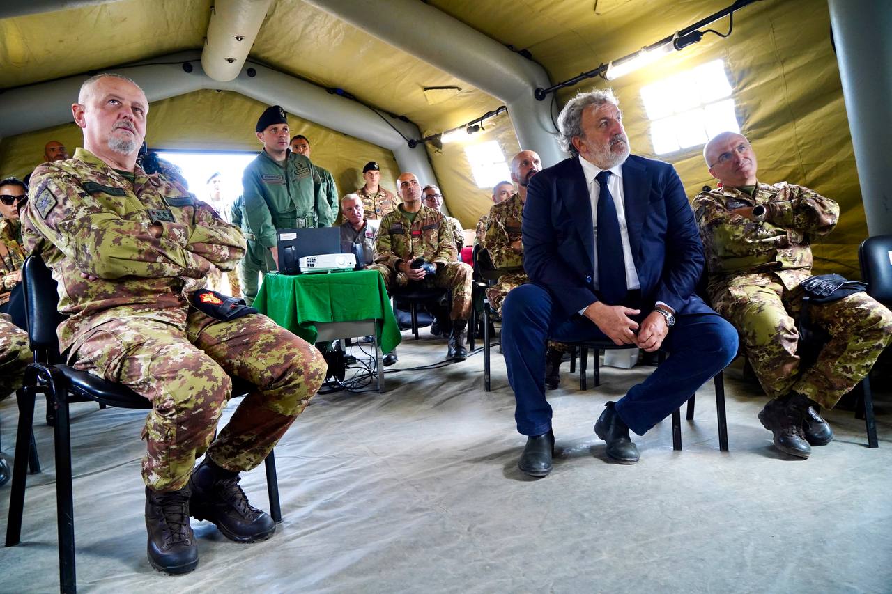Galleria Il Capo di Stato Maggiore dell’Esercito incontra il Presidente Emiliano - Diapositiva 11 di 13