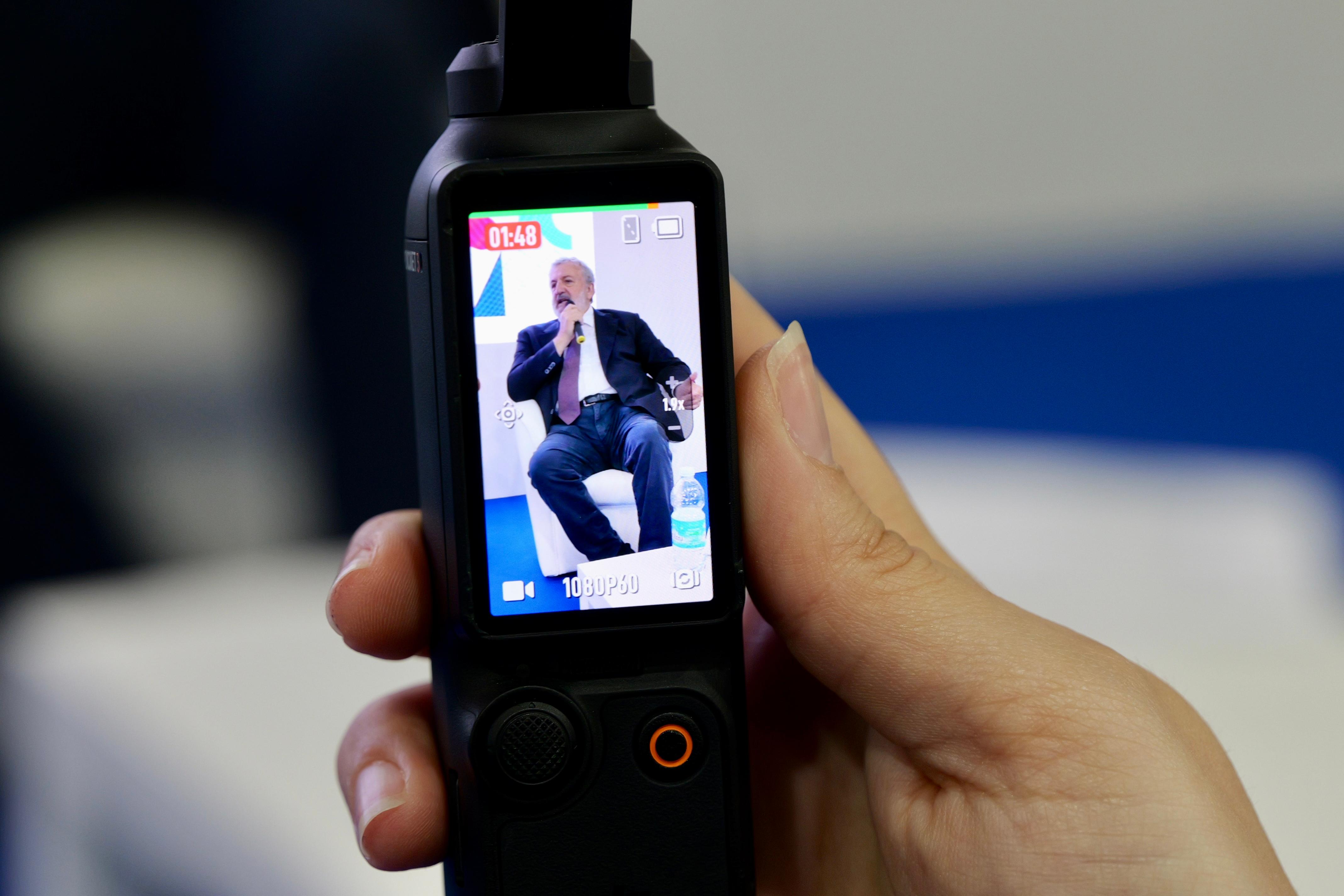 Galleria IL PRESIDENTE EMILIANO E L’ASSESSORE LEO ALLA SECONDA GIORNATA DI JOB&ORIENTA: VISITA TRA GLI STAND CON AL BANO - Diapositiva 4 di 13