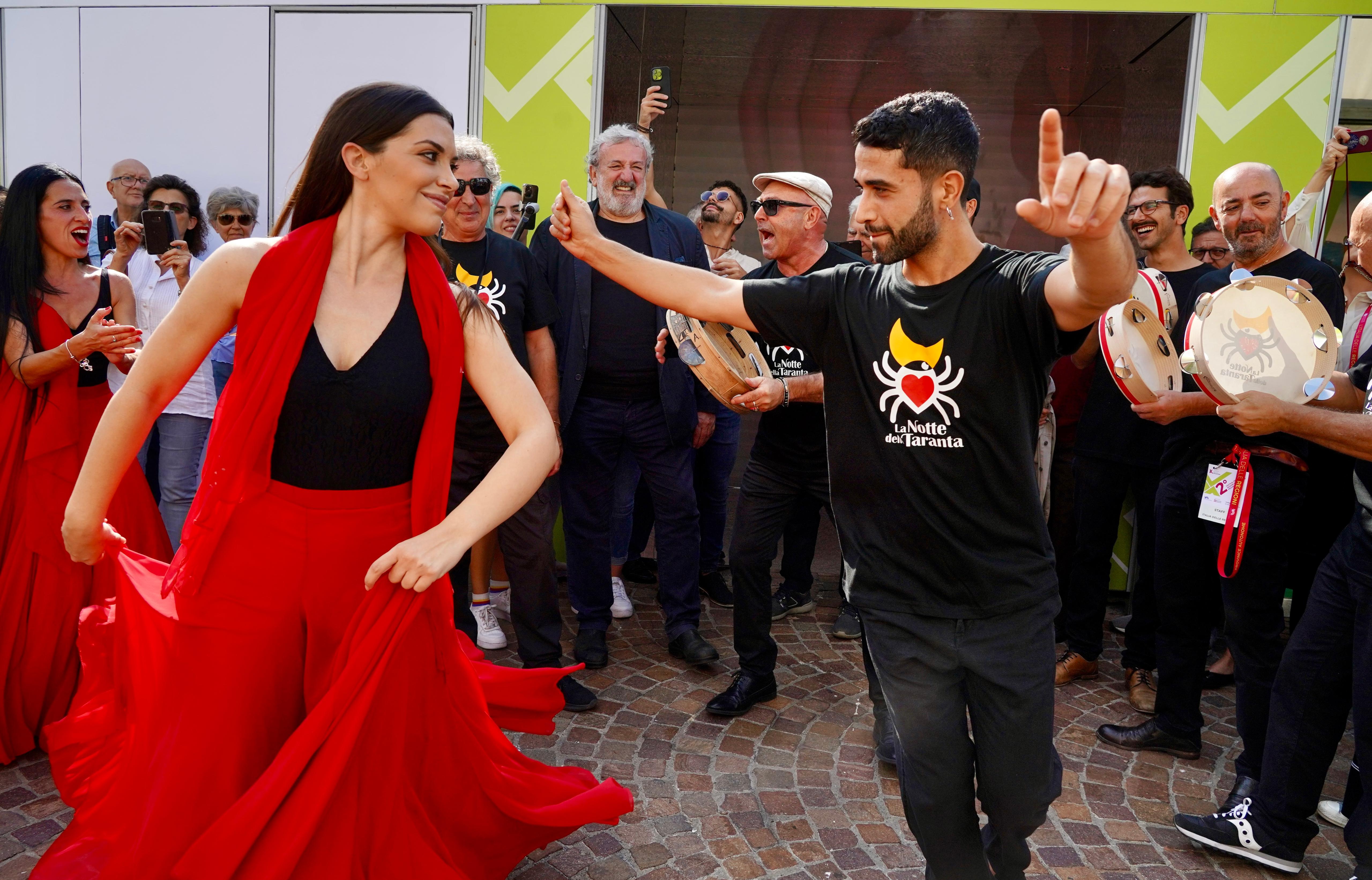 Galleria EMILIANO A TORINO PER IL FESTIVAL DELLE REGIONI E DELLE PROVINCE AUTONOME: “SERVE A SPIEGARE AI CITTADINI IL SIGNIFICATO DI QUELLO CHE FACCIAMO. L’EDIZIONE 2024 IN PUGLIA”&nbsp; - Diapositiva 4 di 6