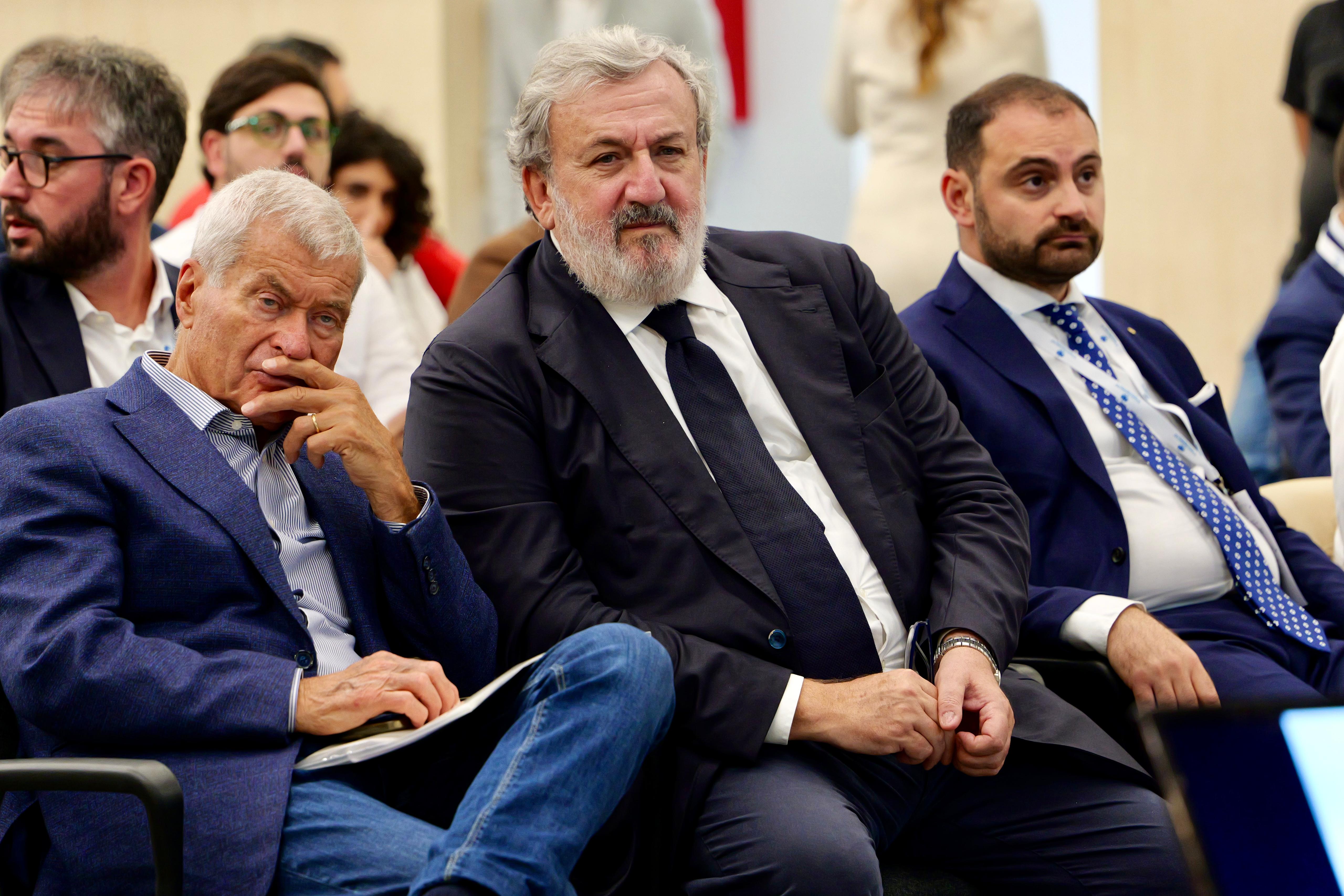 Galleria IL PRESIDENTE EMILIANO AL XIV FORUM NAZIONALE DEI GIOVANI IMPRENDITORI CONFCOMMERCIO - Diapositiva 5 di 6
