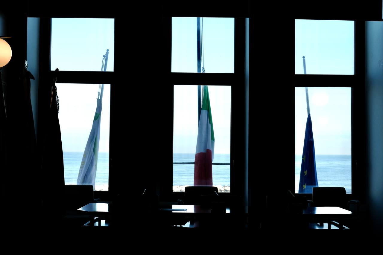 Galleria LUTTO REGIONALE IN PUGLIA PER LE ESEQUIE DI BENEDETTO XVI, BANDIERE A MEZZ’ASTA IN PRESIDENZA - Diapositiva 5 di 5