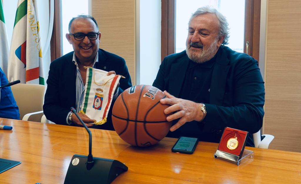 Galleria LE SQUADRE GIOVANILI DEL BASKET ANGIULLI RICEVUTE DAL PRESIDENTE EMILIANO - Diapositiva 4 di 8