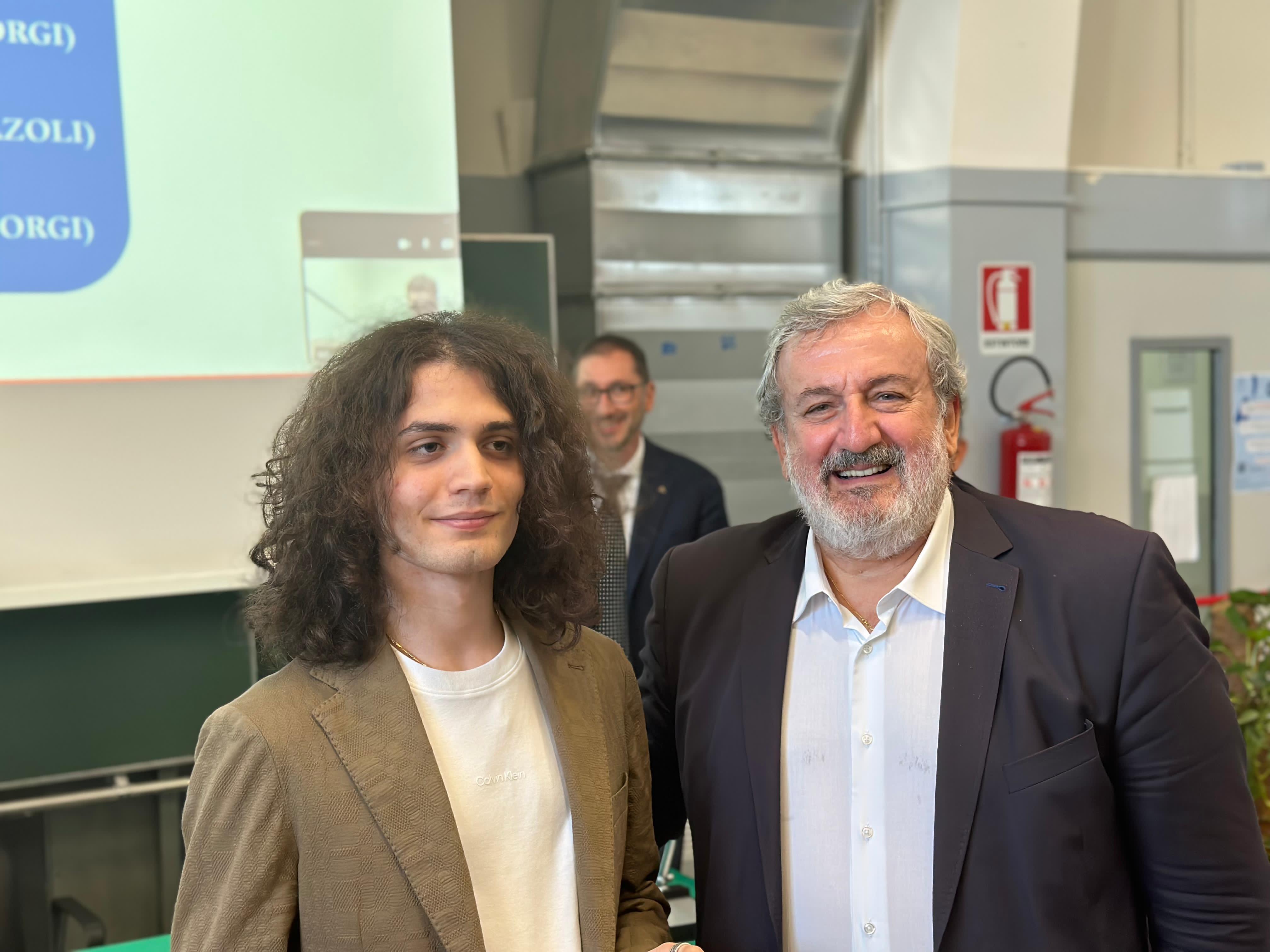 Galleria GIOCHI DELLA CHIMICA, EMILIANO E FARINOLA (SCI) HANNO INCONTRATO GLI STUDENTI PUGLIESI DISTINTISI ALL’ULTIMA EDIZIONE - Diapositiva 1 di 11