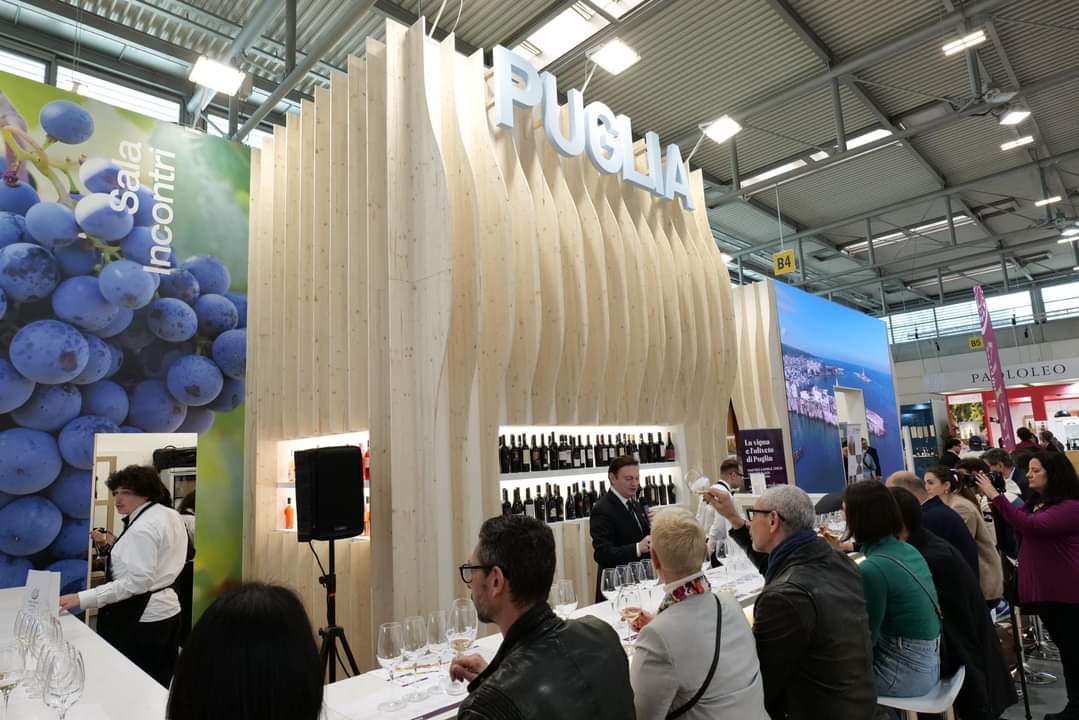 Galleria Taglio del nastro della Puglia al Vinitaly 2023, Pentassuglia: “Manteniamo alto il livello del nostro settore vitivinicolo, specialmente sui mercati internazionali” - Diapositiva 13 di 13