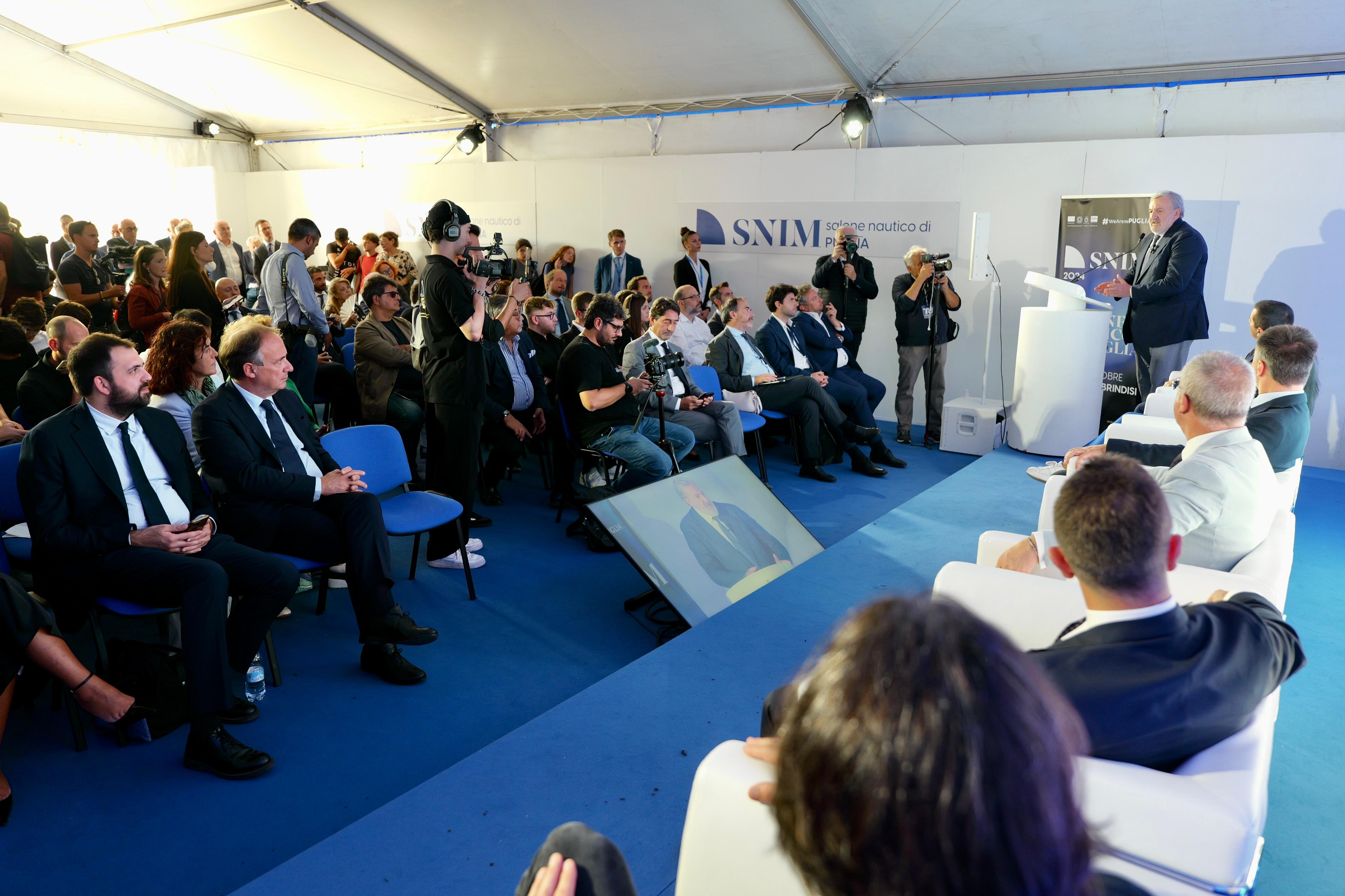 Galleria EMILIANO E LEO ALLA GIORNATA CONCLUSIVA DEL SALONE NAUTICO DI PUGLIA: “BRINDISI HA RISPOSTO BENISSIMO CON LE SCUOLE, LE IMPRESE E GLI ORGANIZZATORI”. - Diapositiva 3 di 4