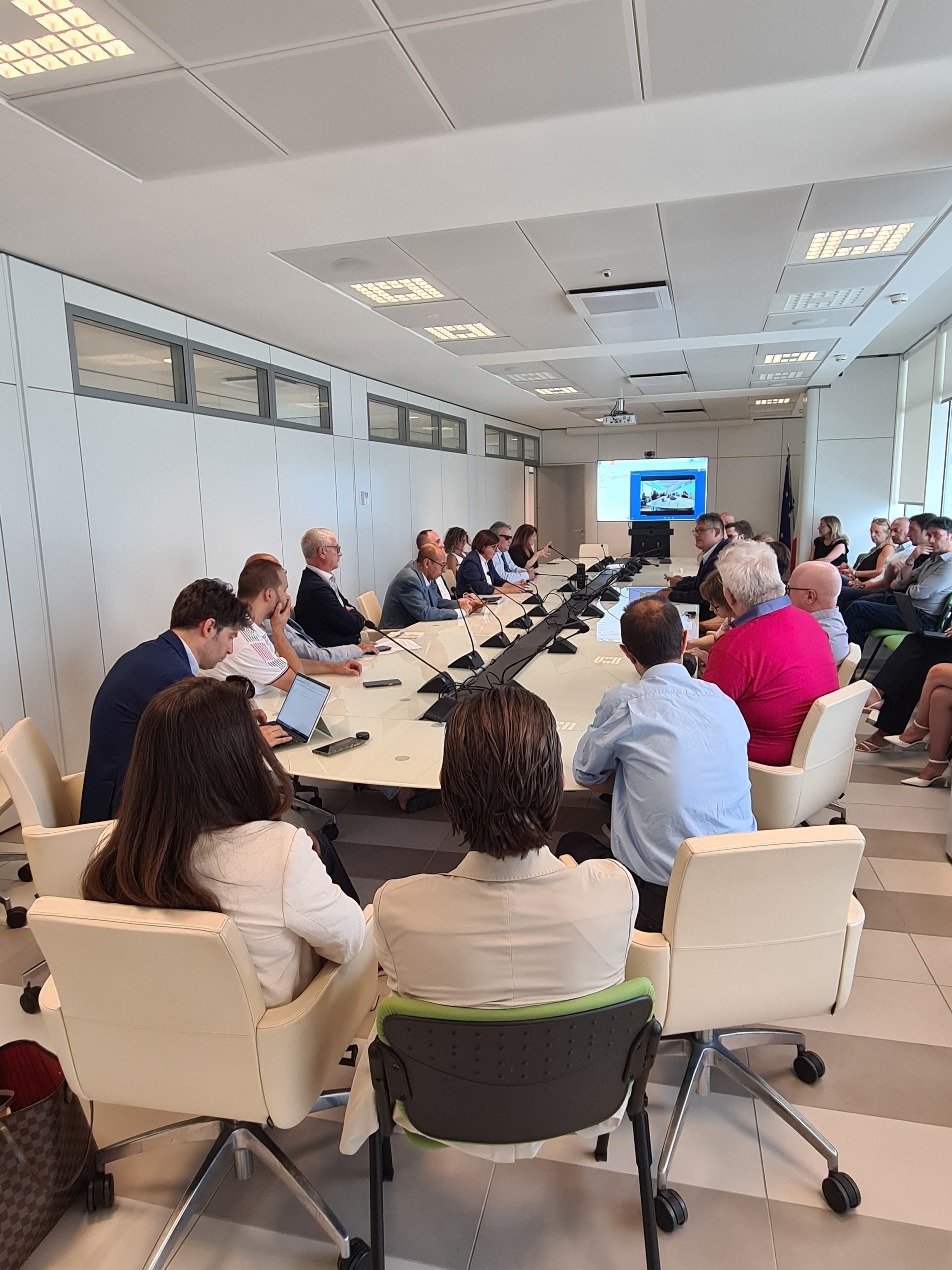 Galleria L’assessore Ciliento incontra il Garante regionale delle persone con disabilità per presentare la piattaforma sperimentale per le gratuità nei trasporti - Diapositiva 4 di 4