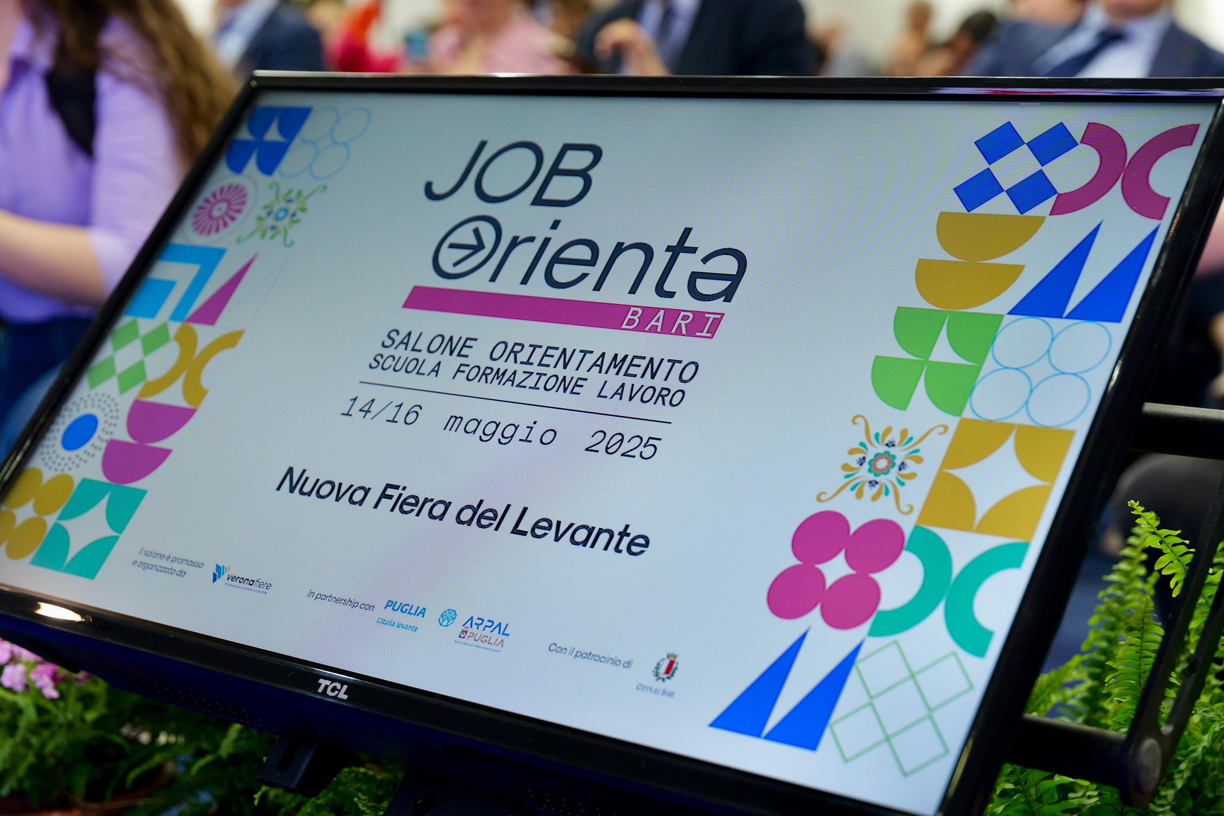 Galleria IL PRESIDENTE EMILIANO E L’ASSESSORE LEO ALLA SECONDA GIORNATA DI JOB&ORIENTA: VISITA TRA GLI STAND CON AL BANO - Diapositiva 1 di 13