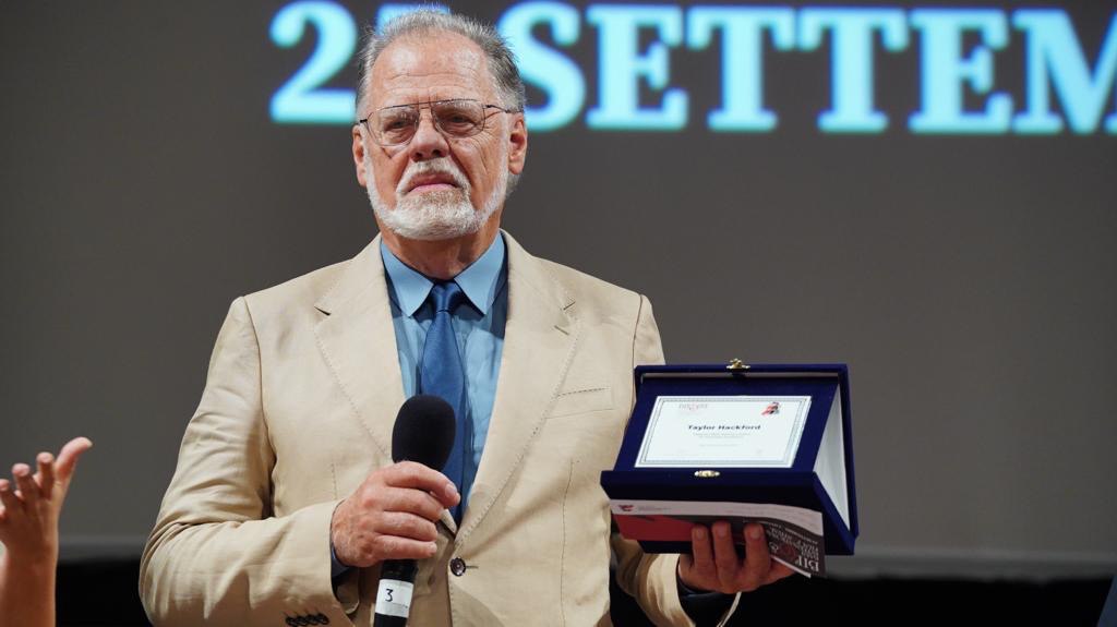 Galleria BIFEST, EMILIANO ALLA PREMIAZIONE DI HELEN MIRREN E TAYLOR HACKFORD - Diapositiva 26 di 27