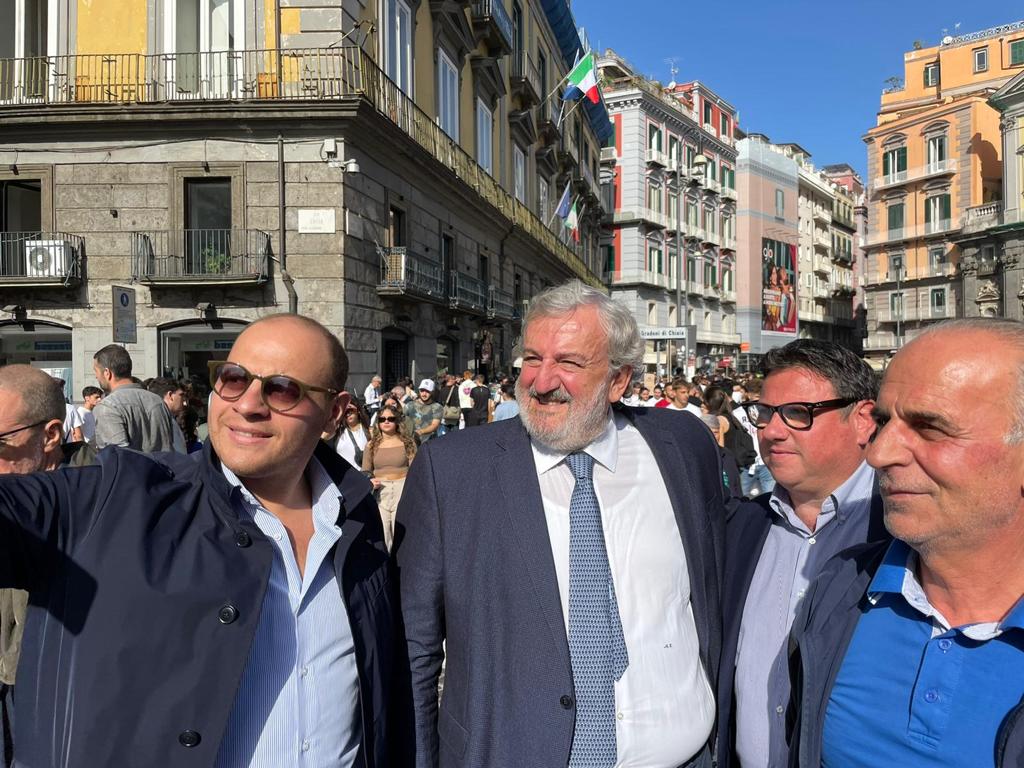 Galleria Emiliano alla marcia per la pace a Napoli: “Una piazza piena di giovani che ha intuito le insidie e le speranze di una generazione intera” - Diapositiva 5 di 7