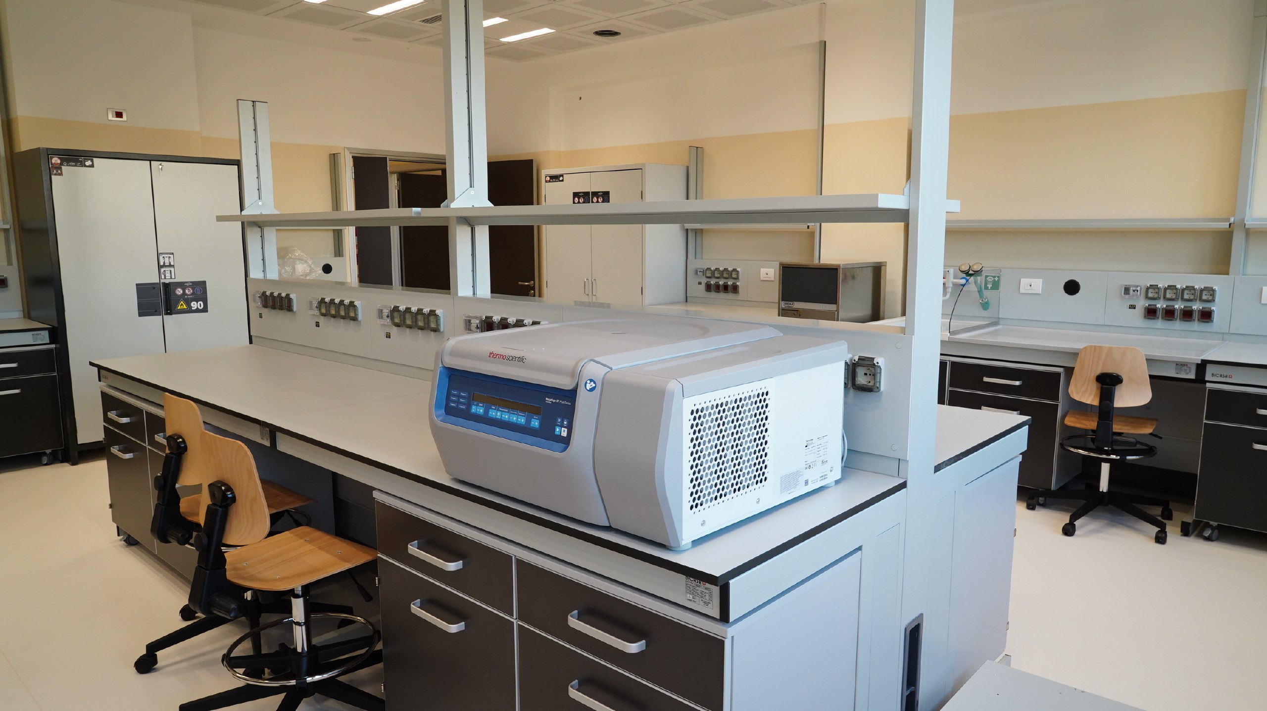 Galleria Inaugurato,con il presidente Emiliano, il nuovo padiglione di Nefrologia e dialisi del Policlinico di Bari  Strumentazioni hi-tech, spazi per la telemedicina e aule studio - Diapositiva 8 di 18