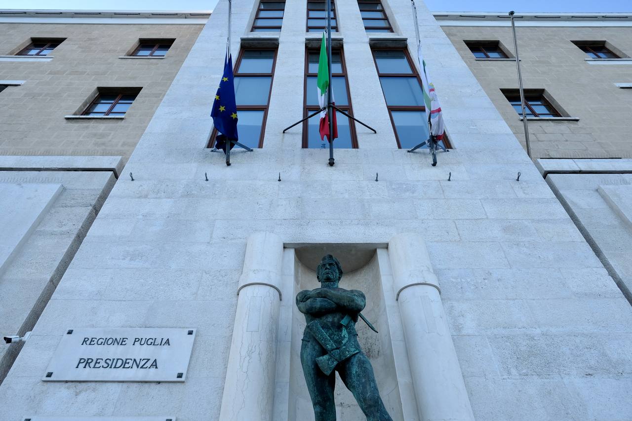 Galleria LUTTO REGIONALE IN PUGLIA PER LE ESEQUIE DI BENEDETTO XVI, BANDIERE A MEZZ’ASTA IN PRESIDENZA - Diapositiva 1 di 5