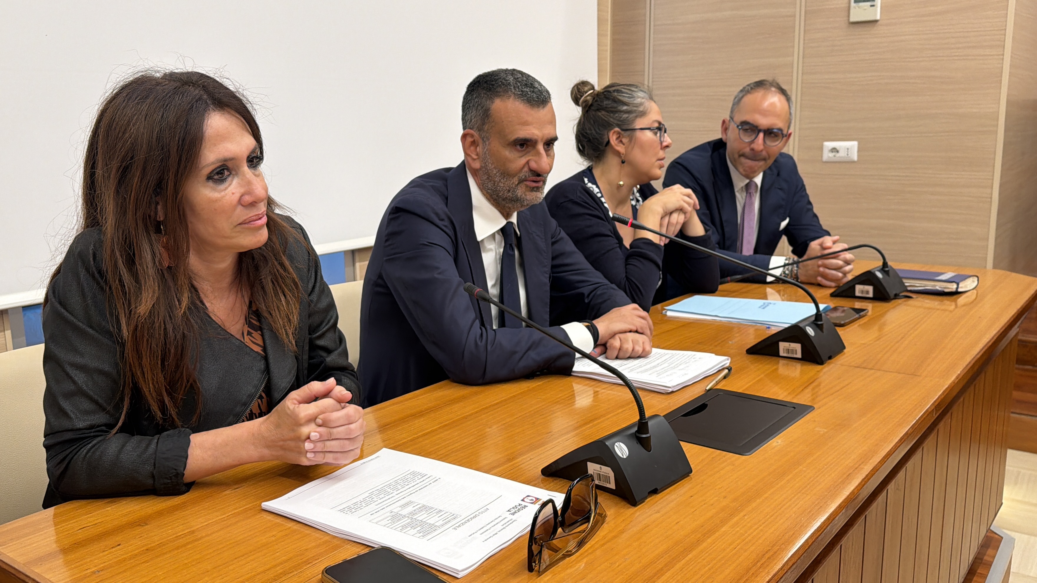 Galleria “Mare democratico”: presentati in conferenza stampa i primi avvisi del programma varato dalla Regione Puglia per attrezzare le spiagge libere dei pugliesi - Diapositiva 1 di 4