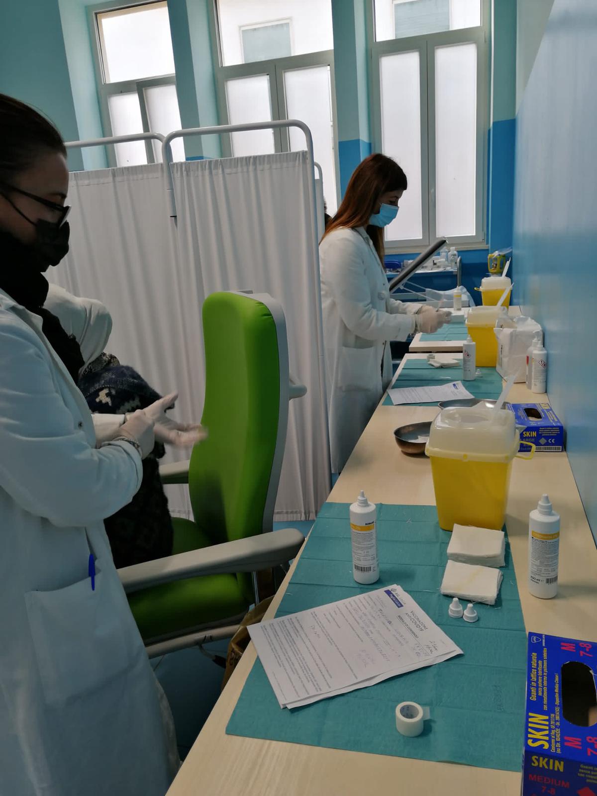 Galleria VACCINI ANTICOVID, PUGLIESI OVER 18 POTRANNO RICEVERE LA TERZA DOSE DAL 1 DICEMBRE - Diapositiva 7 di 10