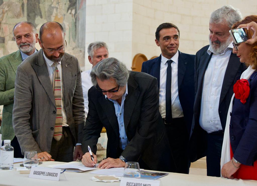 Galleria CONVERSANO, LA FIRMA DEL MAESTRO MUTI SULLA LEGGE PUGLIESE SULLE BANDE MUSICALI: “SIA DI ESEMPIO PER IL PAESE”. EMILIANO: “LA PUGLIA SI RIAPPROPRIA DELLA SUA IDENTITÀ” - Diapositiva 9 di 15