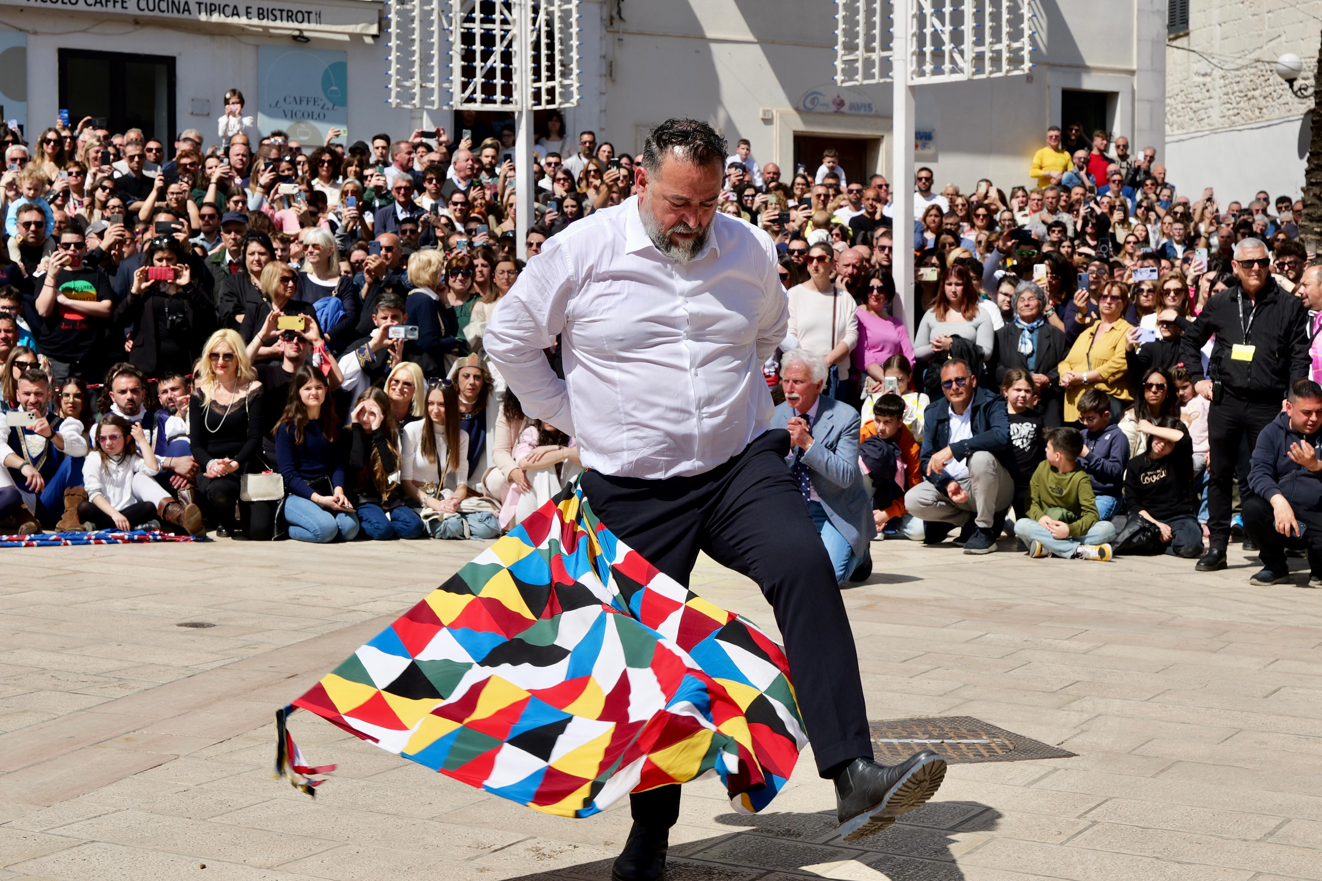 Galleria Cultura e Tradizione: Emiliano a celebrazione della 'Nzegna di Carovigno - Diapositiva 12 di 12