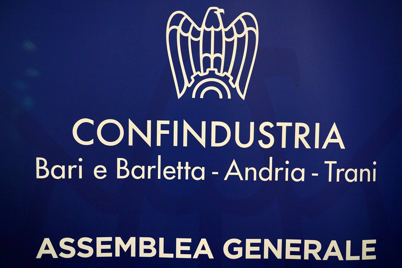 Galleria EMILIANO ALL’ASSEMBLEA GENERALE DI CONFINDUSTRIA BARI-BAT: “IL SISTEMA PUGLIA HA CONSENTITO DI RAGGIUNGERE RISULTATI TRA I MIGLIORI D’ITALIA” - Diapositiva 9 di 11