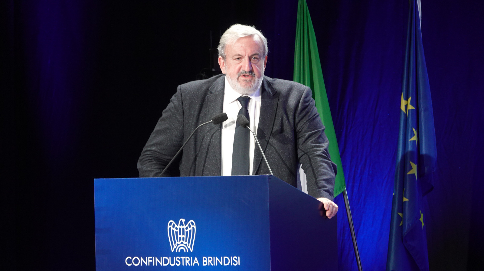 Galleria EMILIANO ALL’ASSEMBLEA DI CONFINDUSTRIA BRINDISI:  “VOGLIAMO TRASFORMARE BRINDISI NELLA CAPITALE DELL’INNOVAZIONE TECNOLOGICA DEL SALENTO” - Diapositiva 21 di 24