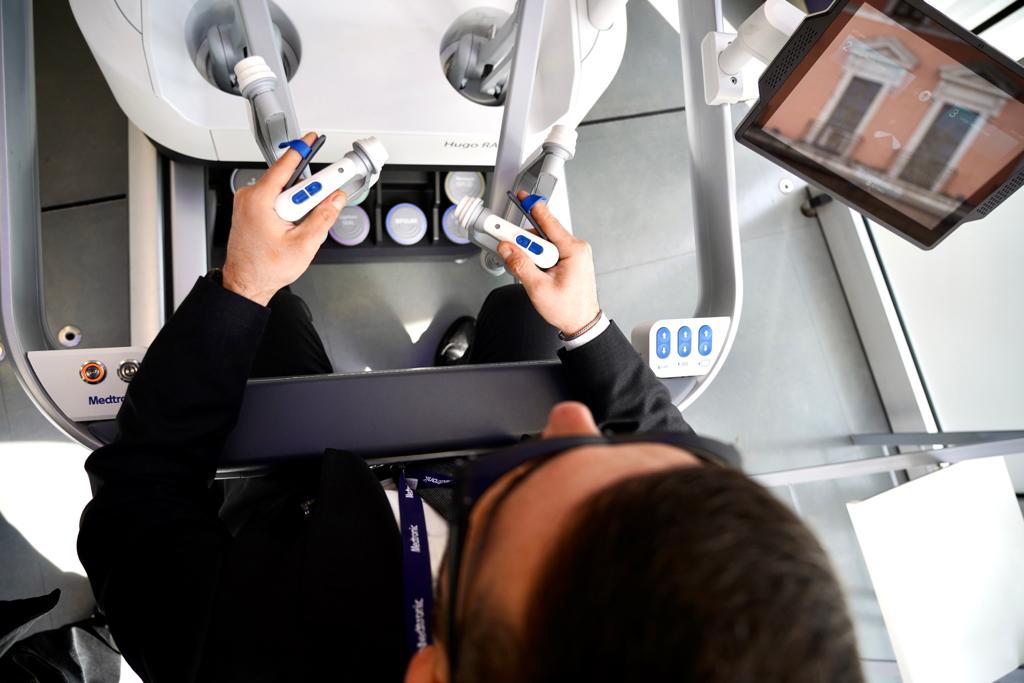 Galleria IL ROBOT HUGO AL MIULLI: IL FUTURO DELLA CHIRURGIA PRESENTATO A BARI.  EMILIANO: “CONSENTIRÀ ANCHE DI ABBASSARE I COSTI” - Diapositiva 2 di 5