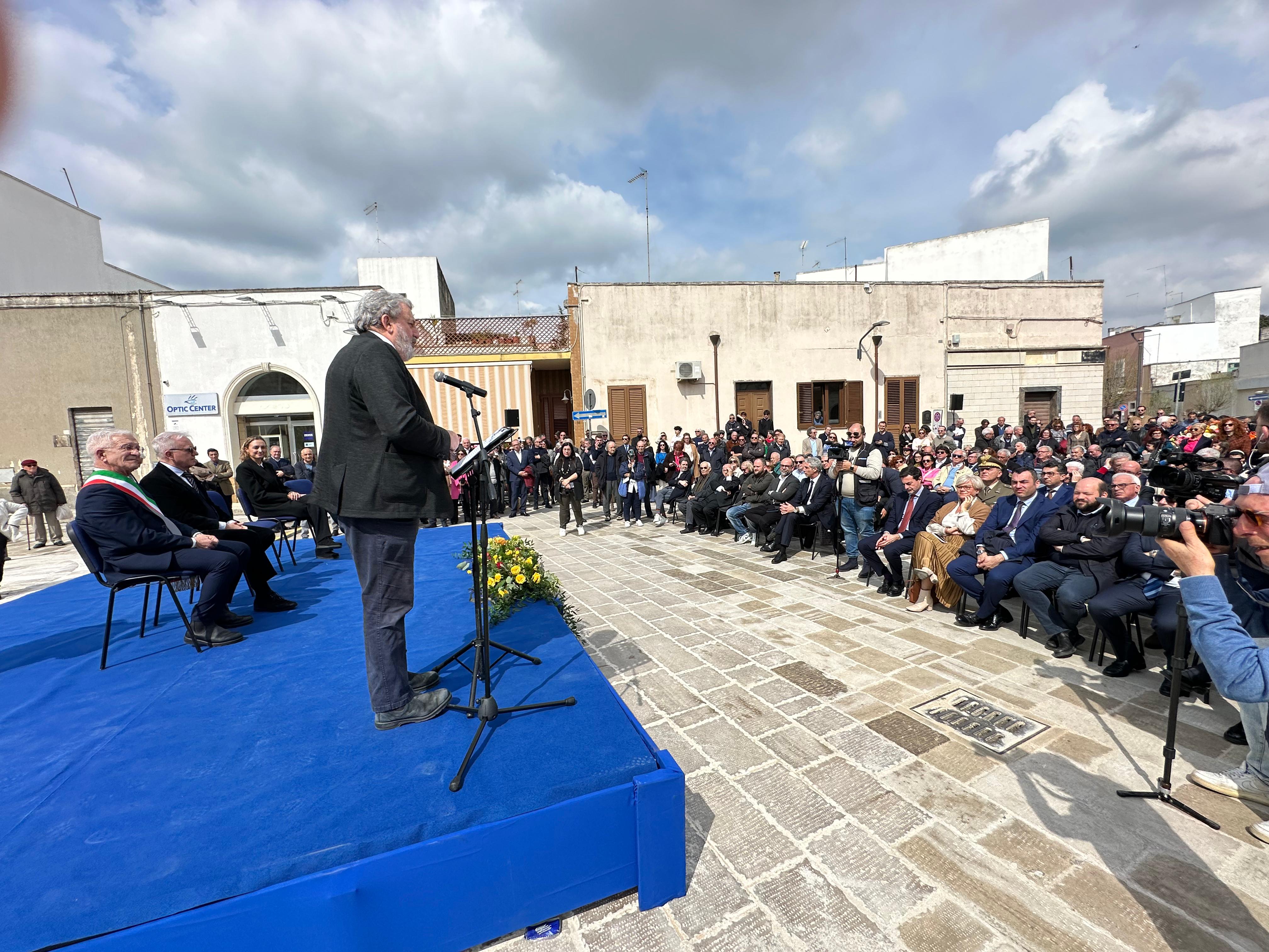 Galleria IL PRESIDENTE EMILIANO A CAMPI SALENTINA PER L’INTITOLAZIONE DELL’EX PIAZZA GARIBALDI A NICOLA QUARTA: “SENZA LE SUE RADICI, LA PUGLIA NON SAREBBE QUELLA CHE OGGI È DIVENTATA” - Diapositiva 5 di 8