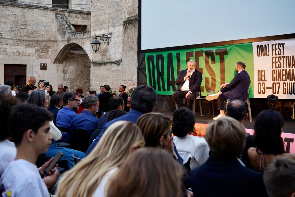 Galleria Emiliano all’ORA! FEST di Monopoli: “Ringrazio gli organizzatori di questo e di tutti i festival che si tengono in Puglia perché danno prestigio alla nostra terra” - Diapositiva 14 di 21